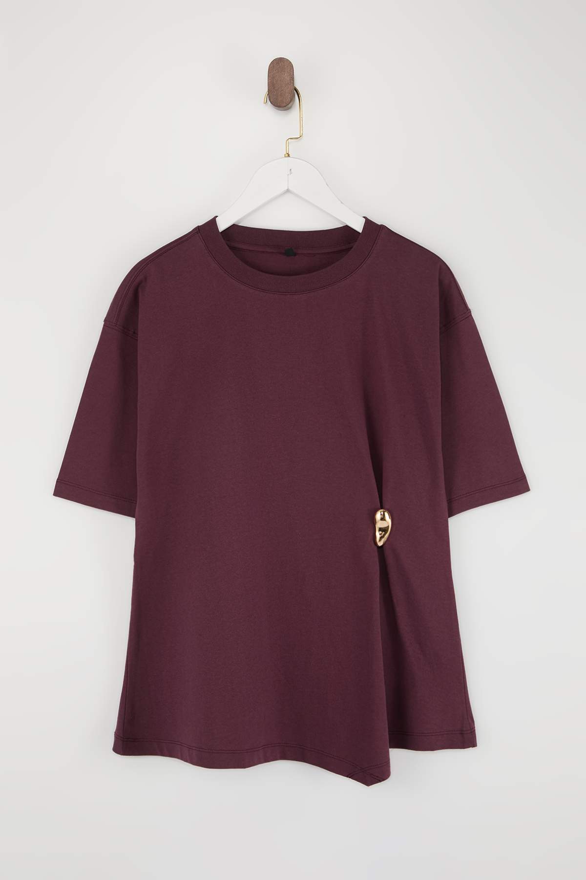 Trendyol Curve Pflaumenfarbenes Accessoire-Detail-Strick-T-Shirt in Übergröße...