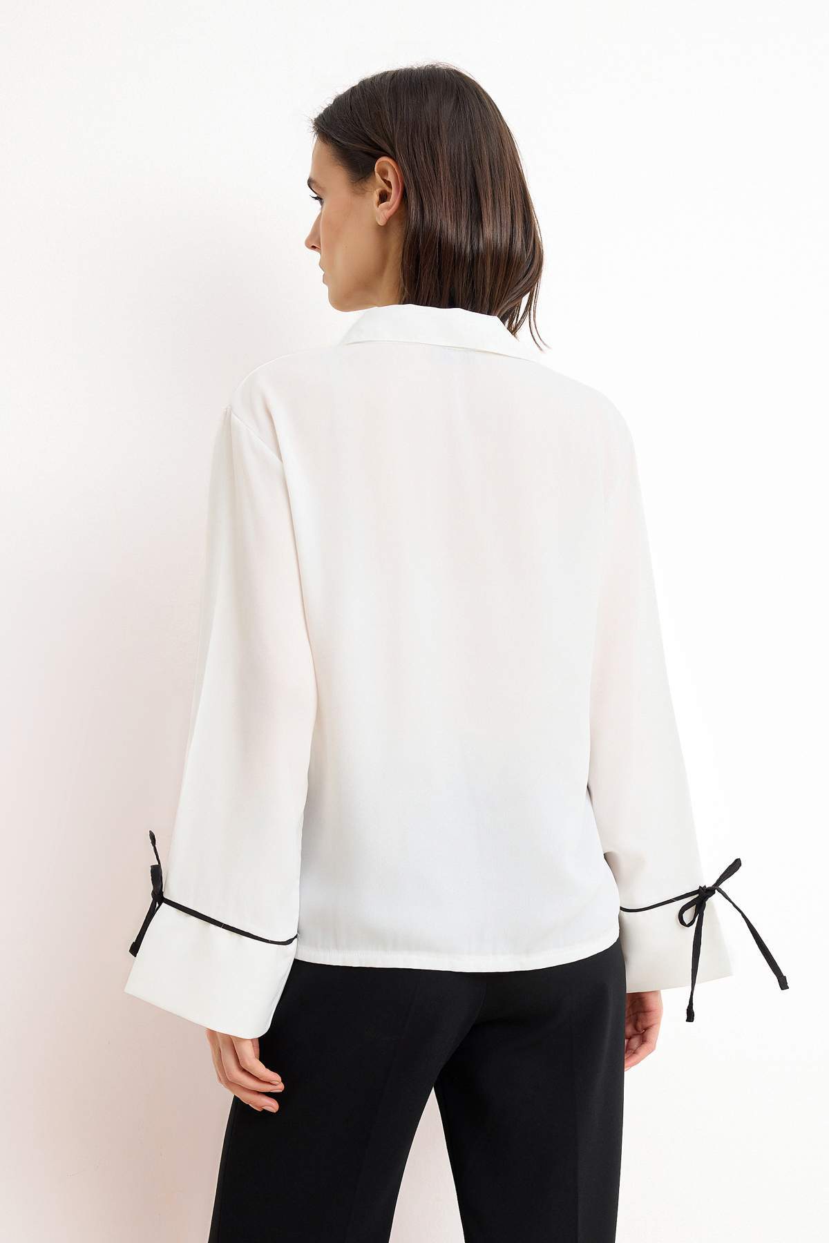 Trendyolmilla  Beyaz Siyah Kontrast Biye Detaylı Gömlek TWOSS26GO00113 - Görsel 4