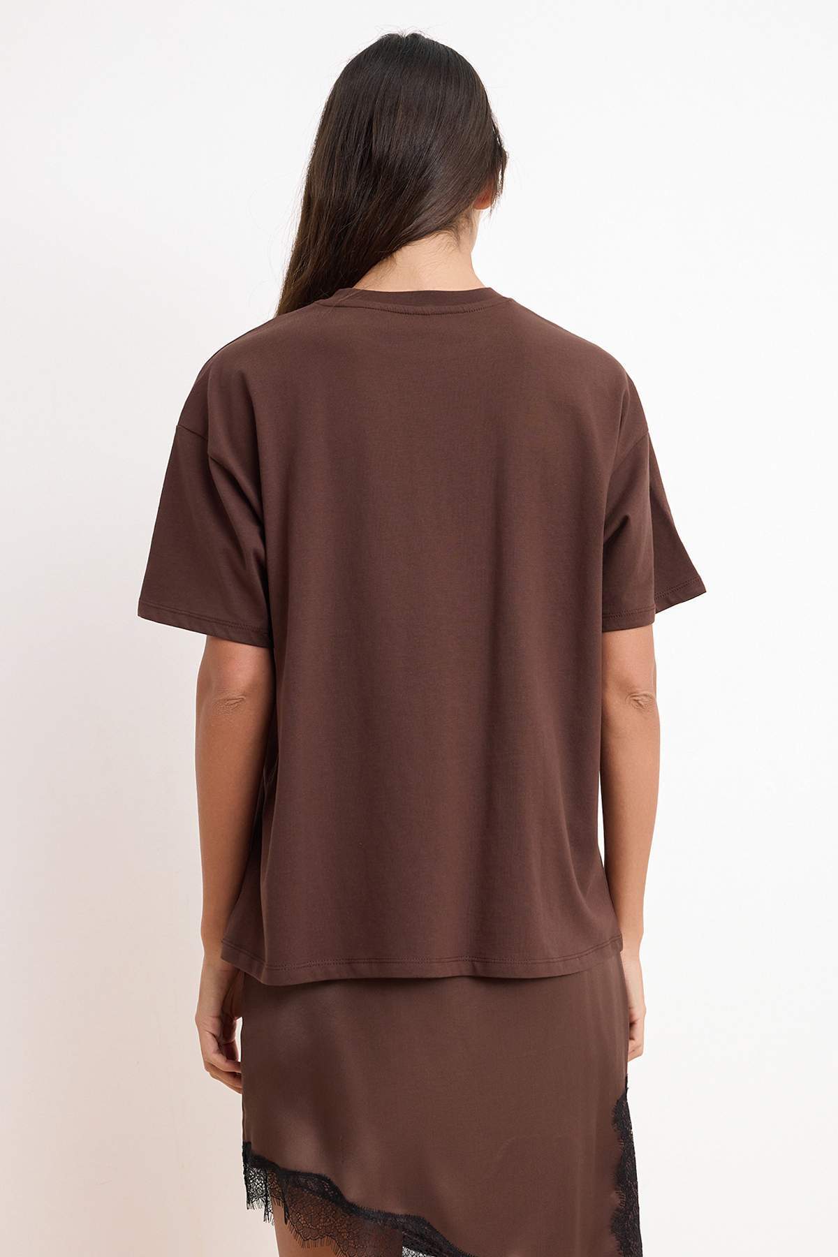 Trendyolmilla  Kahverengi Baskılı Oversize/Geniş Kalıp Kısa Kollu Tok %100 Pamuk Örme T-Shirt TWOSS26TS00176 - Görsel 4