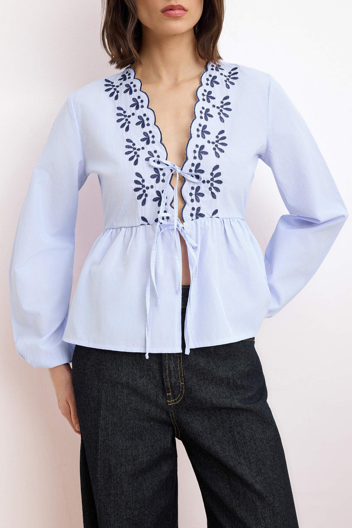 Trendyolmilla  Mavi Çizgili Nakışlı Dilimli Gömlek TWOSS26GO00098 - Görsel 3