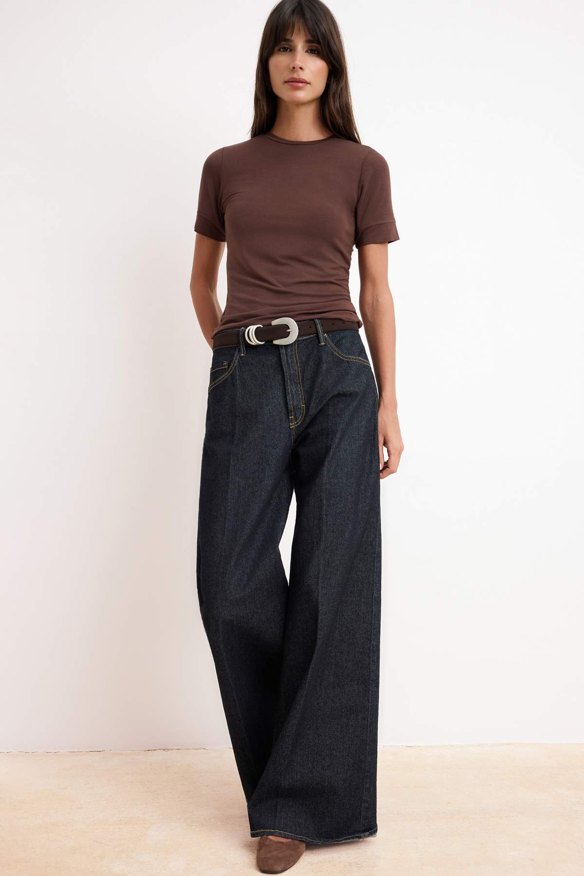 Trendyolmilla  More Sustaniable Koyu Kahverengi Fitted/Vücuda Oturan Kısa Kollu Modal Örme T-Shirt TWOSS26TS00113 - Görsel 2