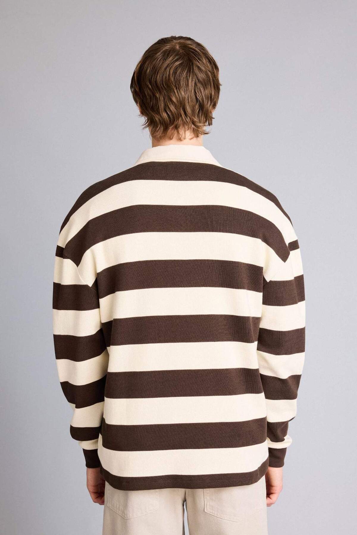 Boxy Fit Polo Yaka Waffle Sweatshirt E8440AX25AU — قهوه‌ای — تصویر 5 از 5