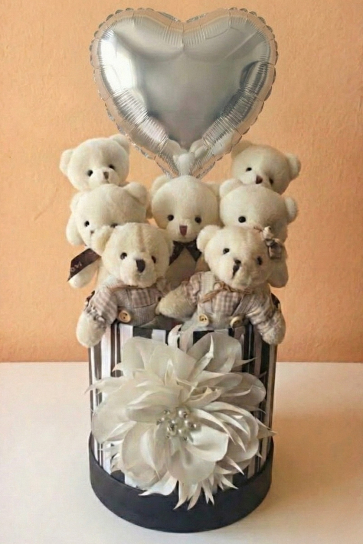 Livra Gift Premium Çizgili Kutuda 7’li Beyaz Peluş Ayıcık Buketi - Gümüş Kalp ve El Yapımı Süs - Kadınlar Günü fotoğrafı 4 (önizleme)