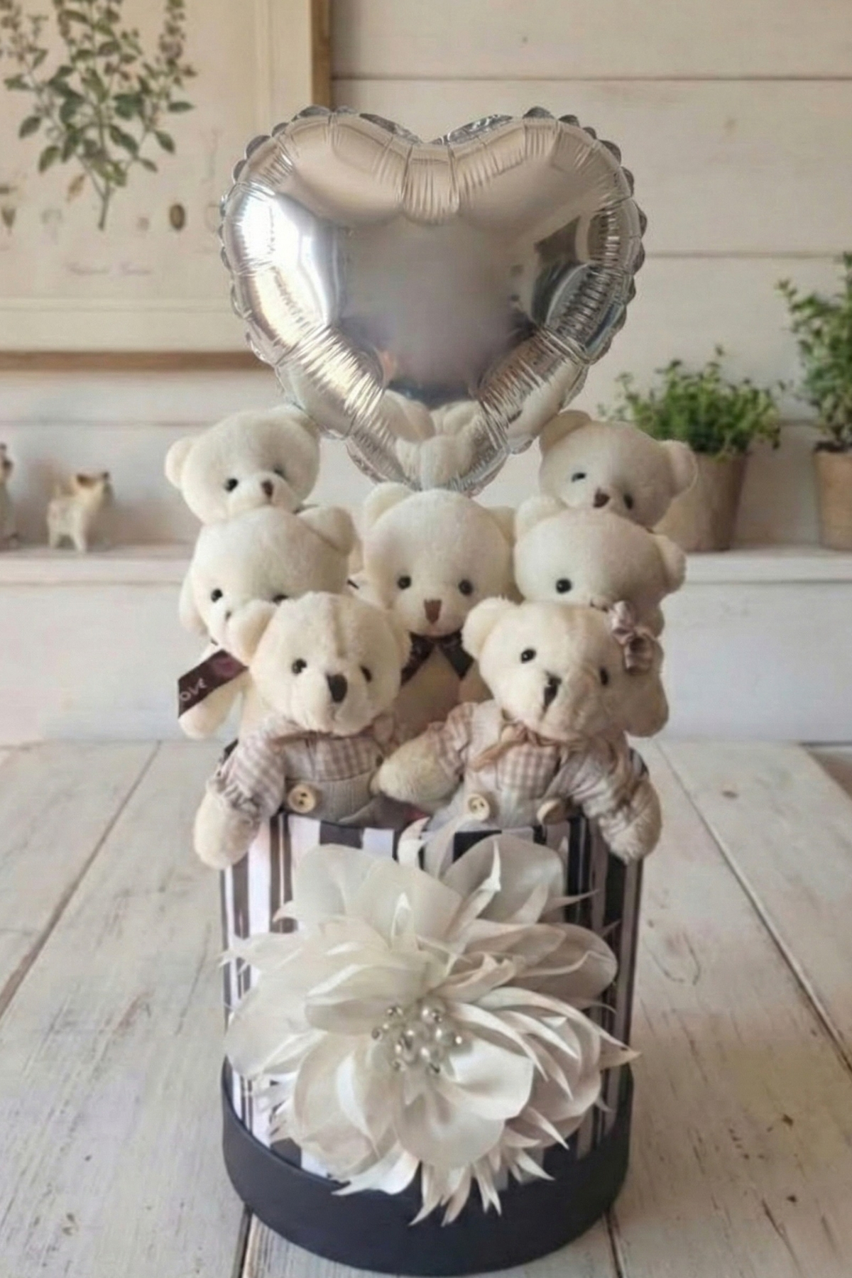 Livra Gift Premium Çizgili Kutuda 7’li Beyaz Peluş Ayıcık Buketi - Gümüş Kalp ve El Yapımı Süs - Kadınlar Günü fotoğrafı 3 (önizleme)