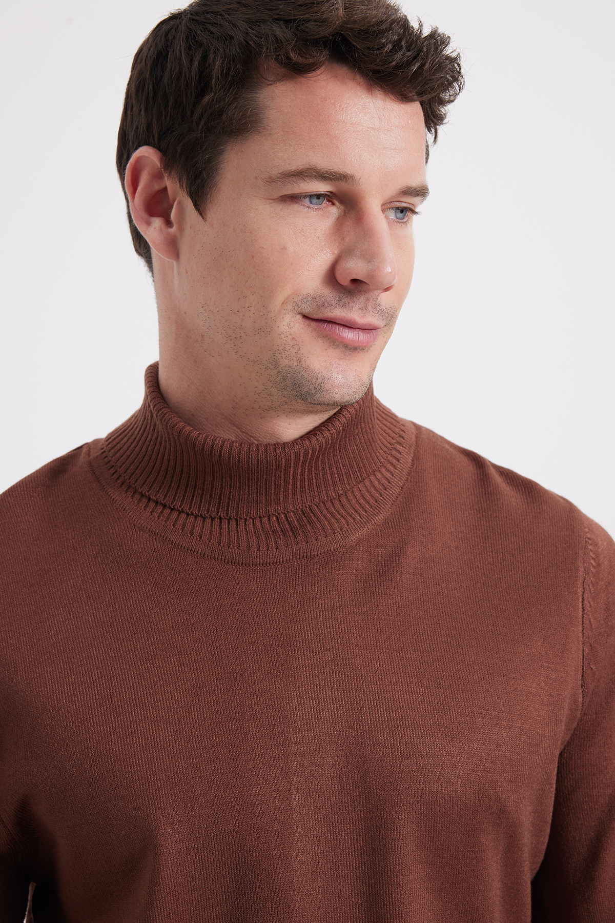 Tudors Erkek Slim Fit Dar Kesim Yumuşak Dokulu Tüylenmeyen Kahverengi Tam Balıkçı Yaka Triko Kazak — قهوه‌ای KZ240018-02