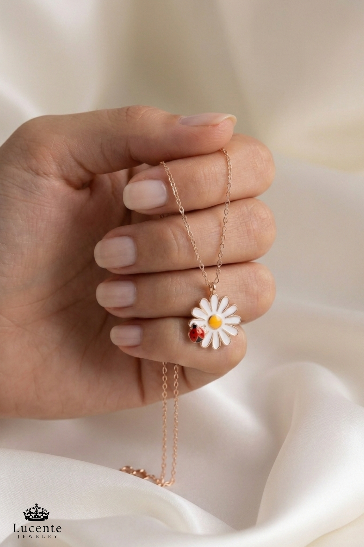 Lucente Jewellery Işıklı Hediye Kutulu 925 Ayar Luxury Serisi Uğur Böcekli Papatya Modeli Rose Gold Gümüş Özel Gün Hediyesi 45 Cm Zincirli Bolluk Bereket Aşk Şans Simgesi Küpe Hediyeli Uğur Böceği Papatya Zarif Kolye görsel 5