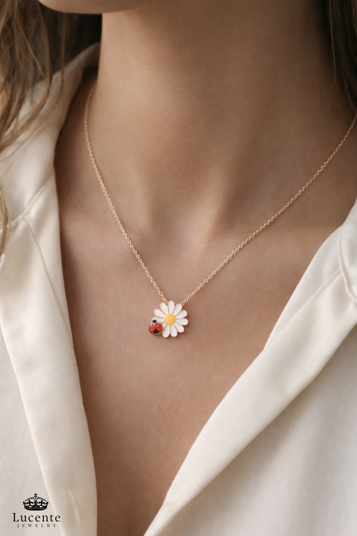 Lucente Jewellery Işıklı Hediye Kutulu 925 Ayar Luxury Serisi Uğur Böcekli Papatya Modeli Rose Gold Gümüş Özel Gün Hediyesi 45 Cm Zincirli Bolluk Bereket Aşk Şans Simgesi Küpe Hediyeli Uğur Böceği Papatya Zarif Kolye görsel 2