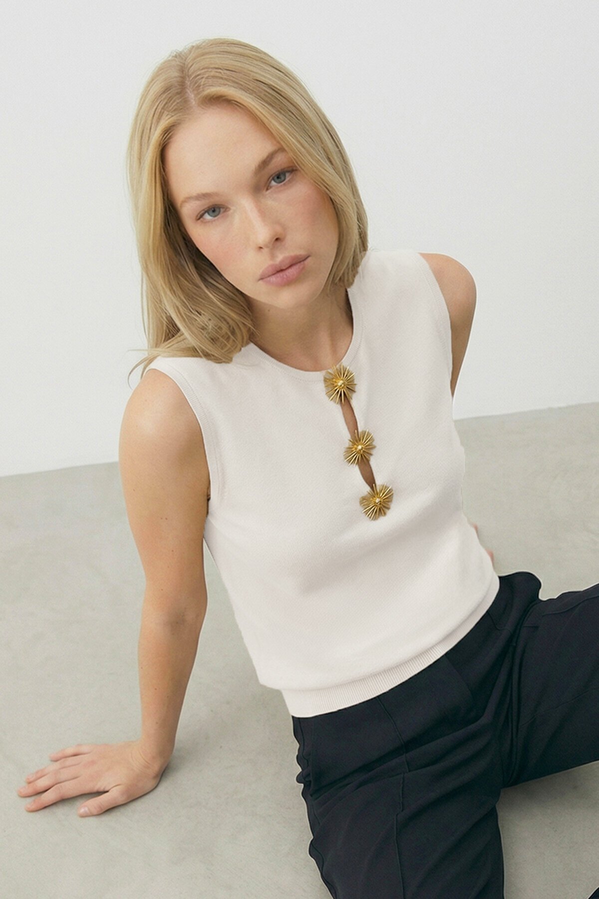 VAGGON  Ekru Bisiklet Yaka Gold Düğme Detaylı Triko Kolsuz Bluz