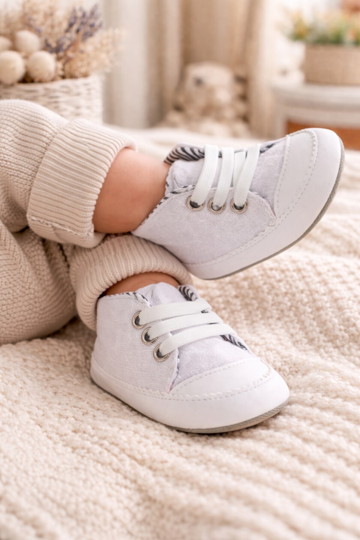 Arin Baby BAĞCIKLI BEYAZ BEBEK AYAKKABI /UNISEX BEBEK AYAKKABI /KUTULU HEDİYELİK YENİDOĞAN fotoğrafı 6 (önizleme)