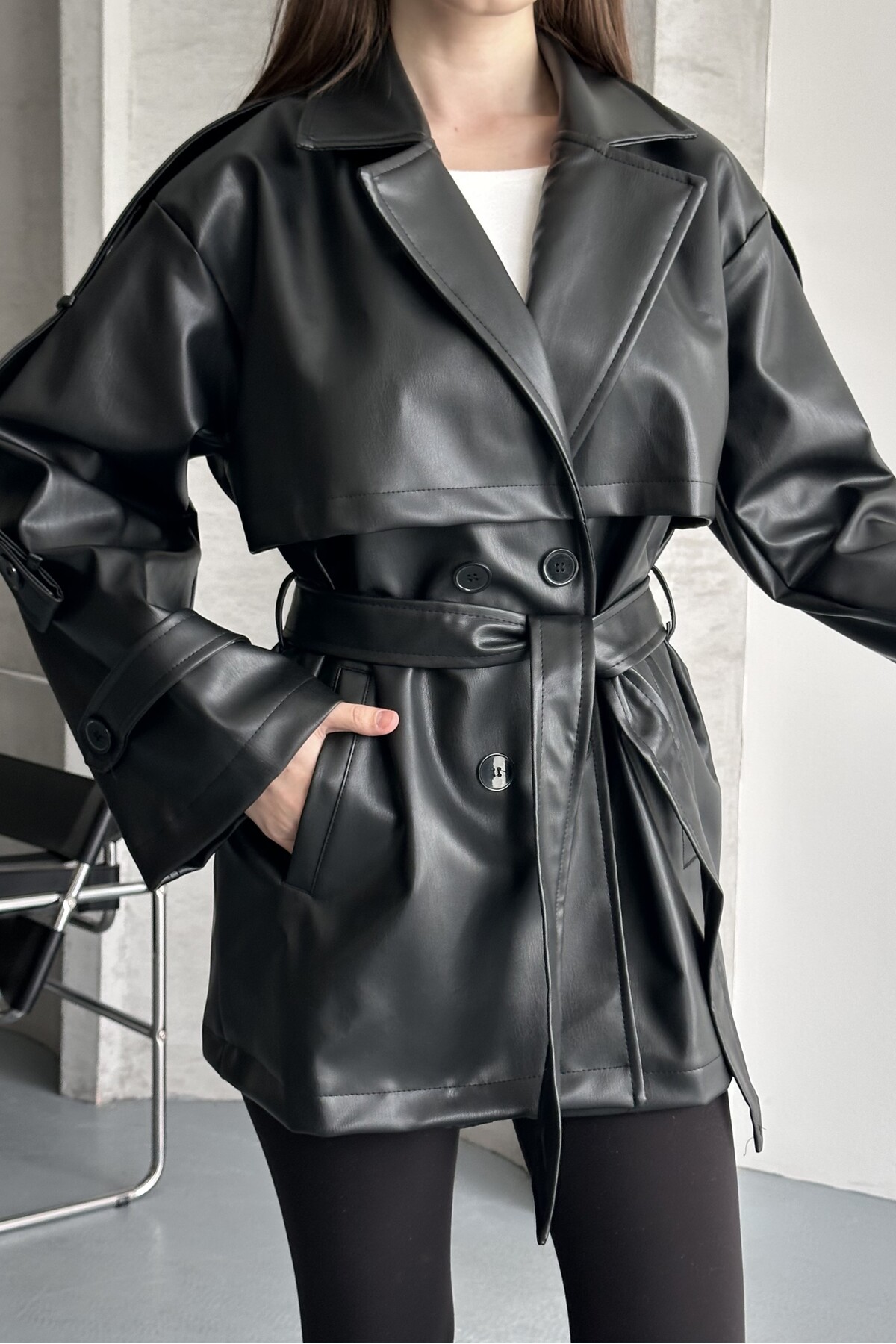 moda armanc  Kadın Siyah Kruvaze Deri Ceket - Yeni Sezon Kuşaklı Düğmeli Oversize Trenç Ceket - Görsel 3