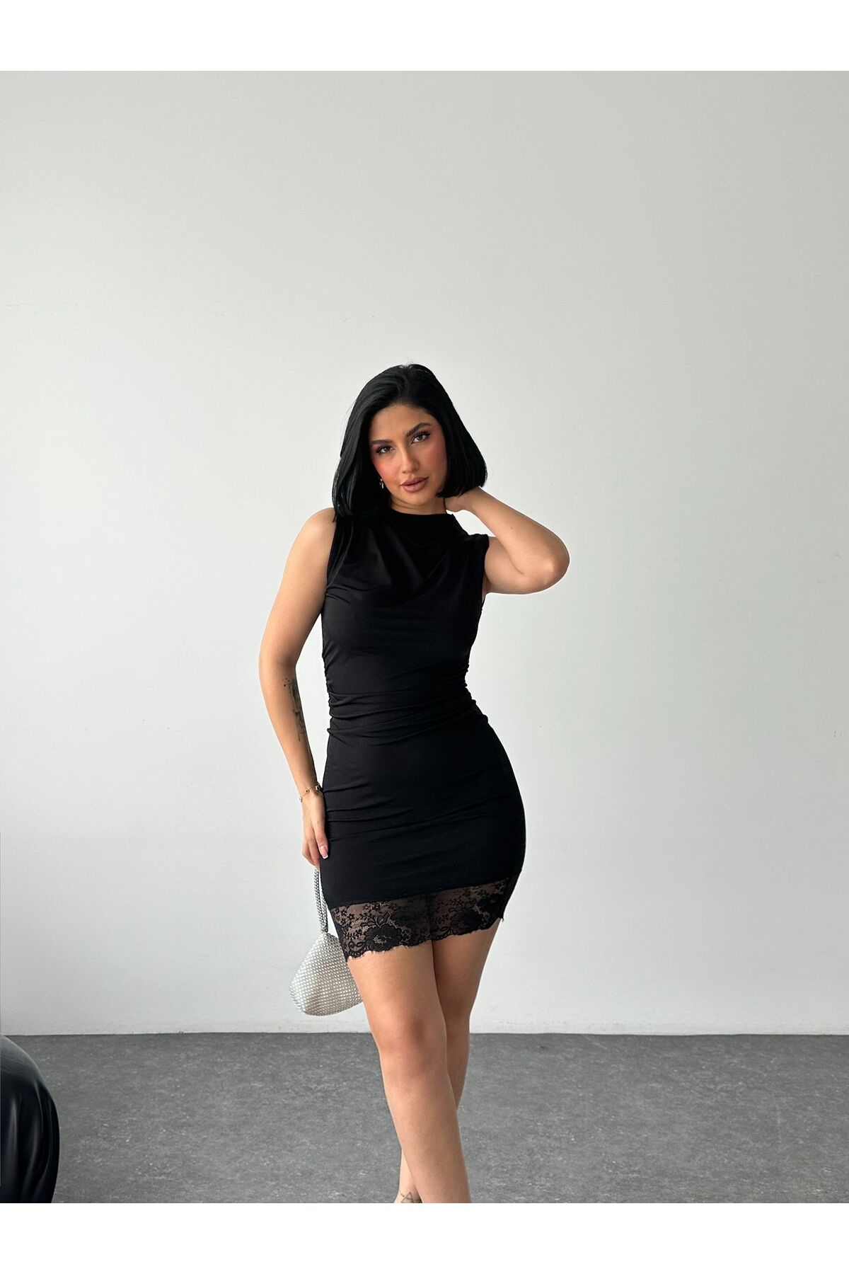 Kadın Siyah Drapeli Mini Elbise – Kolsuz Bisiklet Yaka Dantel Detaylı Bodycon