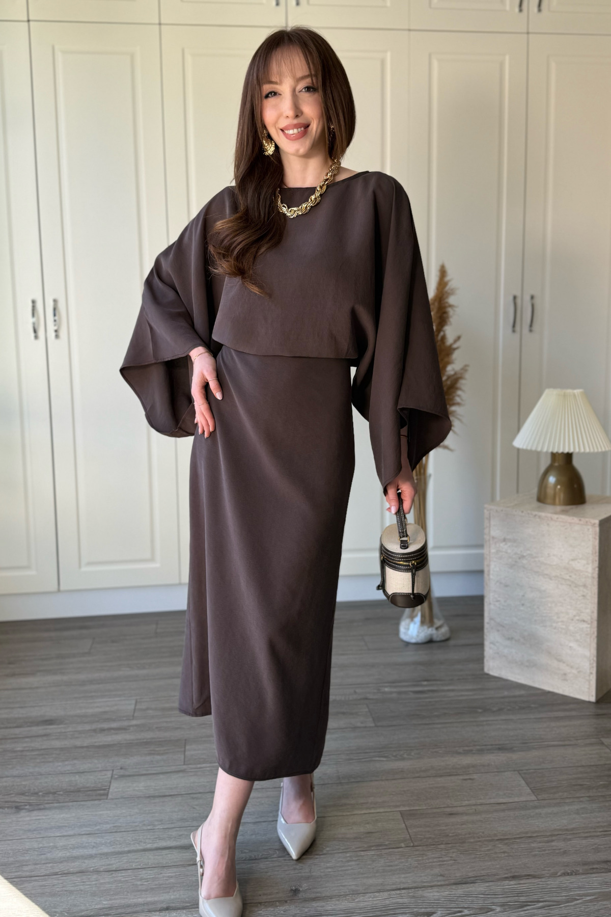 Dilay Gökoğlu Butik  Yarasa Kol Arkadan Bağlamalı Dökümlü Zarif Maxi Kahverengi Elbise - Görsel 3