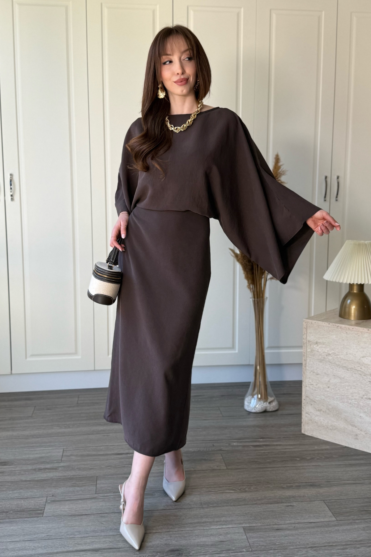 Dilay Gökoğlu Butik  Yarasa Kol Arkadan Bağlamalı Dökümlü Zarif Maxi Kahverengi Elbise - Görsel 8