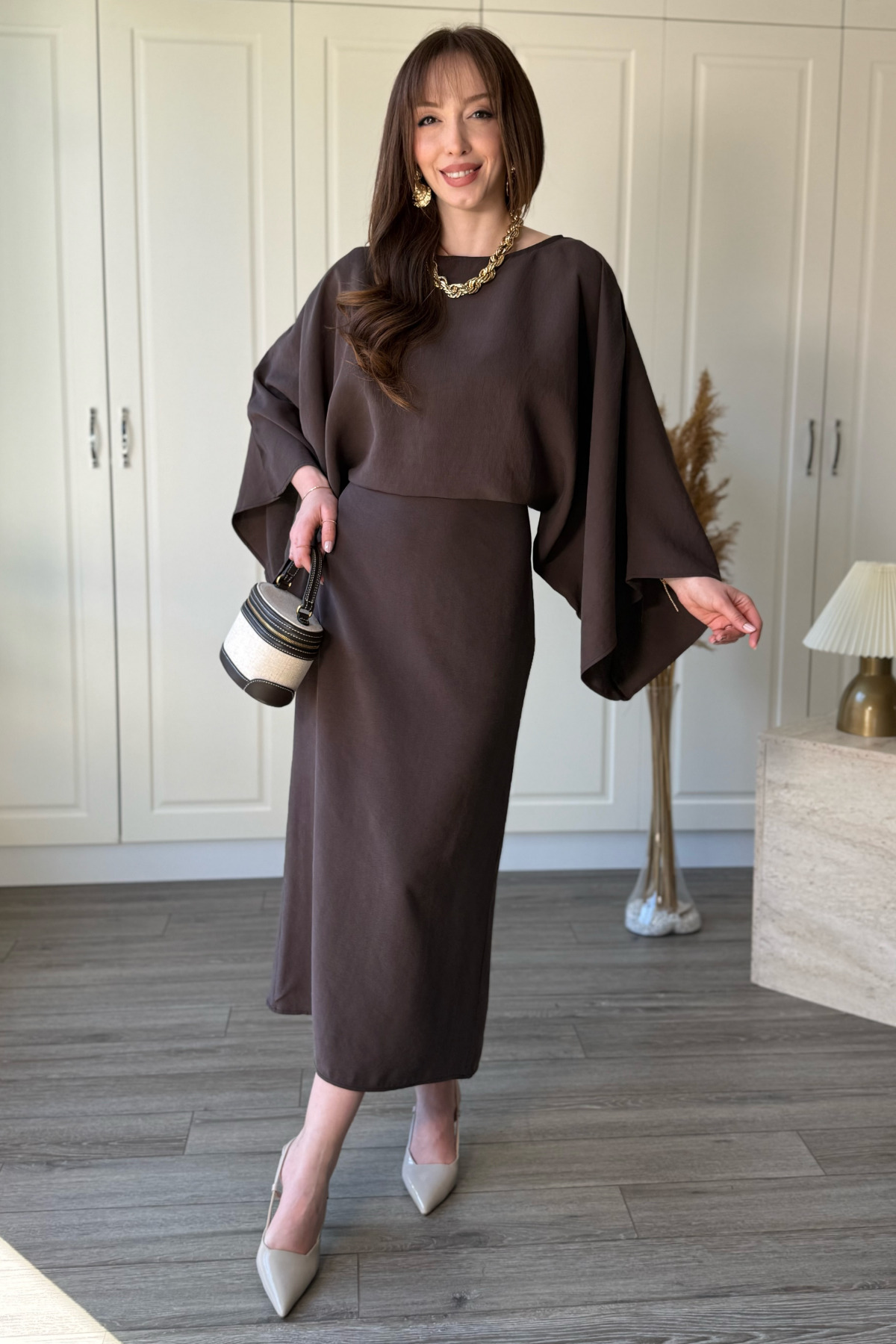 Dilay Gökoğlu Butik  Yarasa Kol Arkadan Bağlamalı Dökümlü Zarif Maxi Kahverengi Elbise