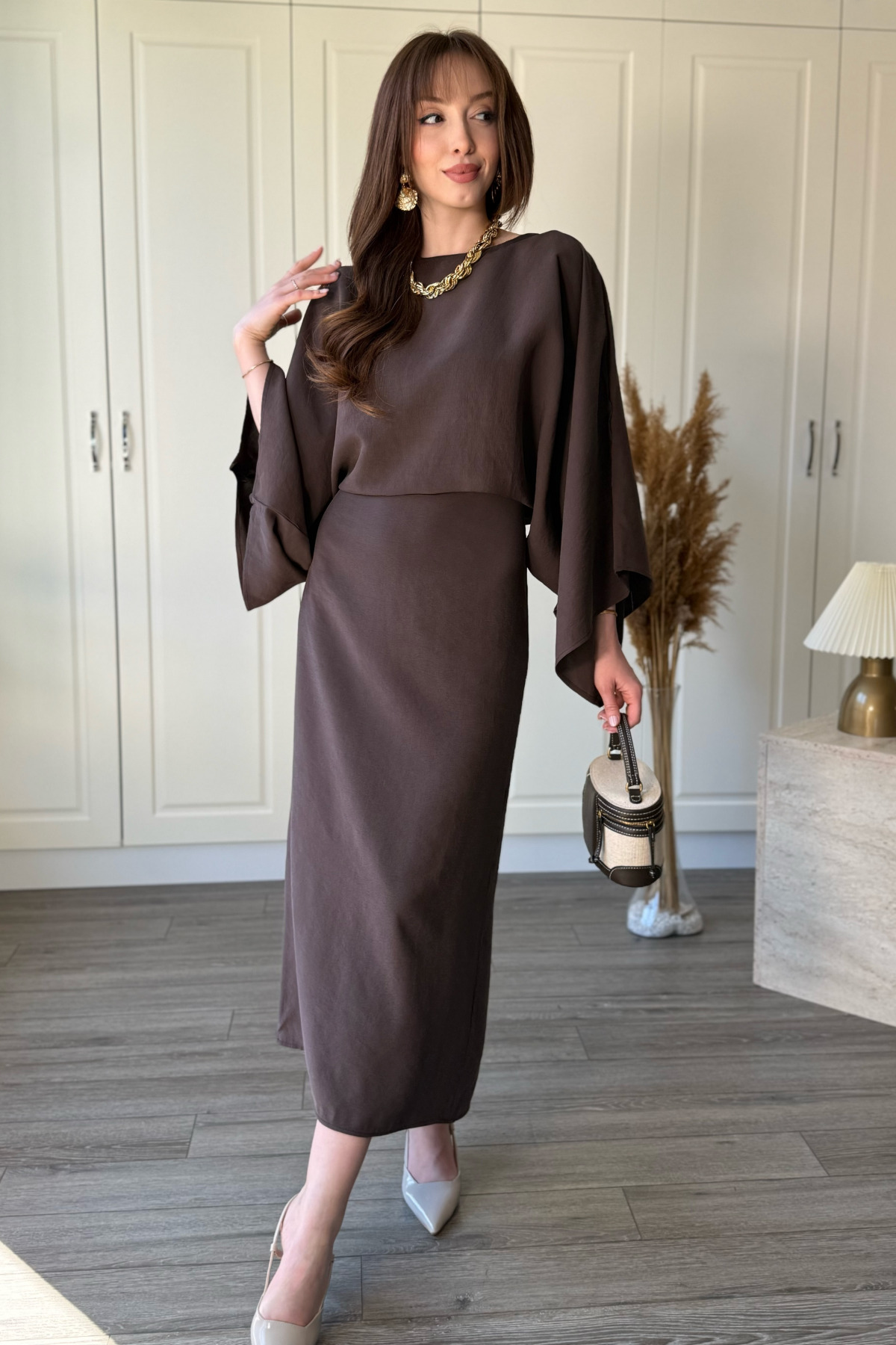 Dilay Gökoğlu Butik  Yarasa Kol Arkadan Bağlamalı Dökümlü Zarif Maxi Kahverengi Elbise - Görsel 7