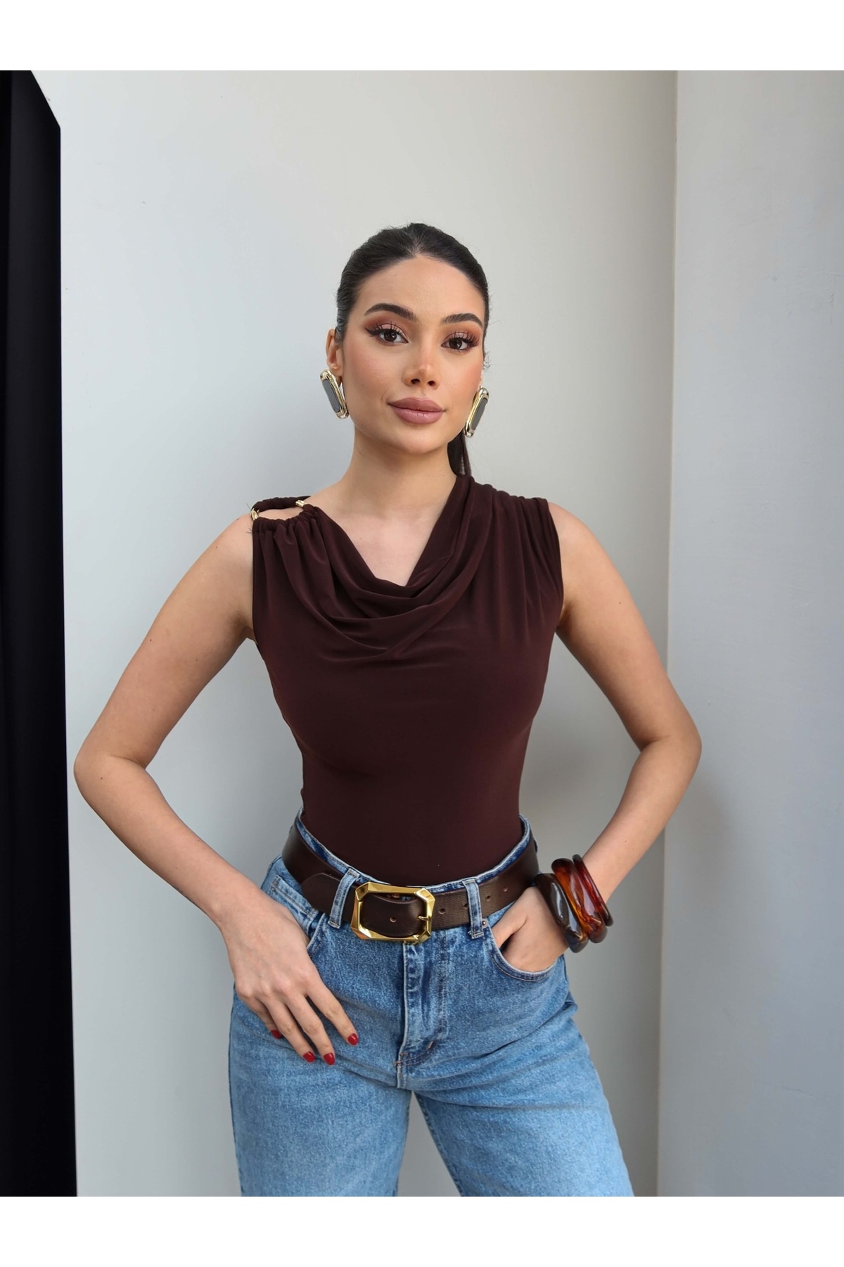 ESRAHELVACI  Sıfır Kol Tokalı Degaje Yaka Bluz