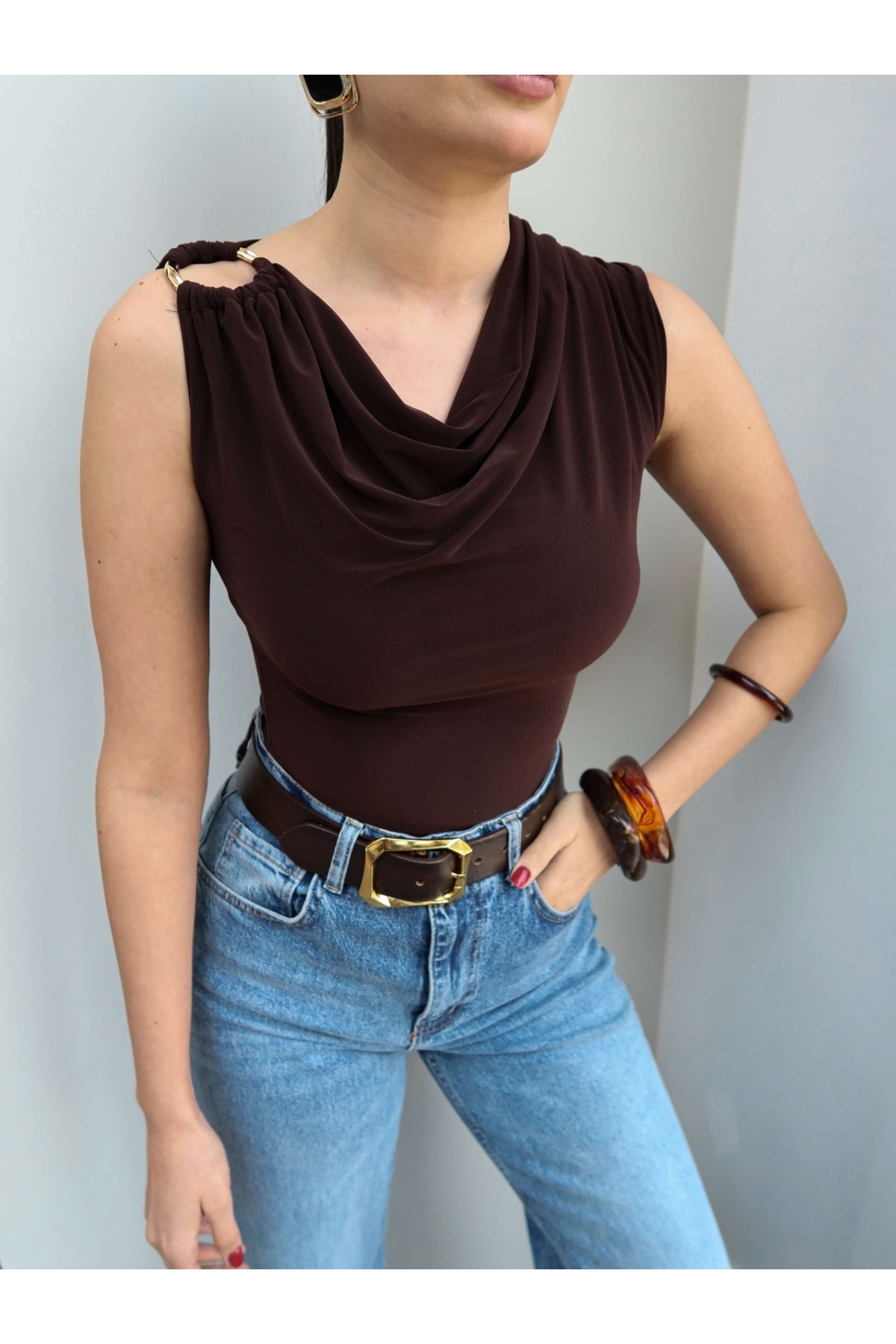 ESRAHELVACI  Sıfır Kol Tokalı Degaje Yaka Bluz - Görsel 2