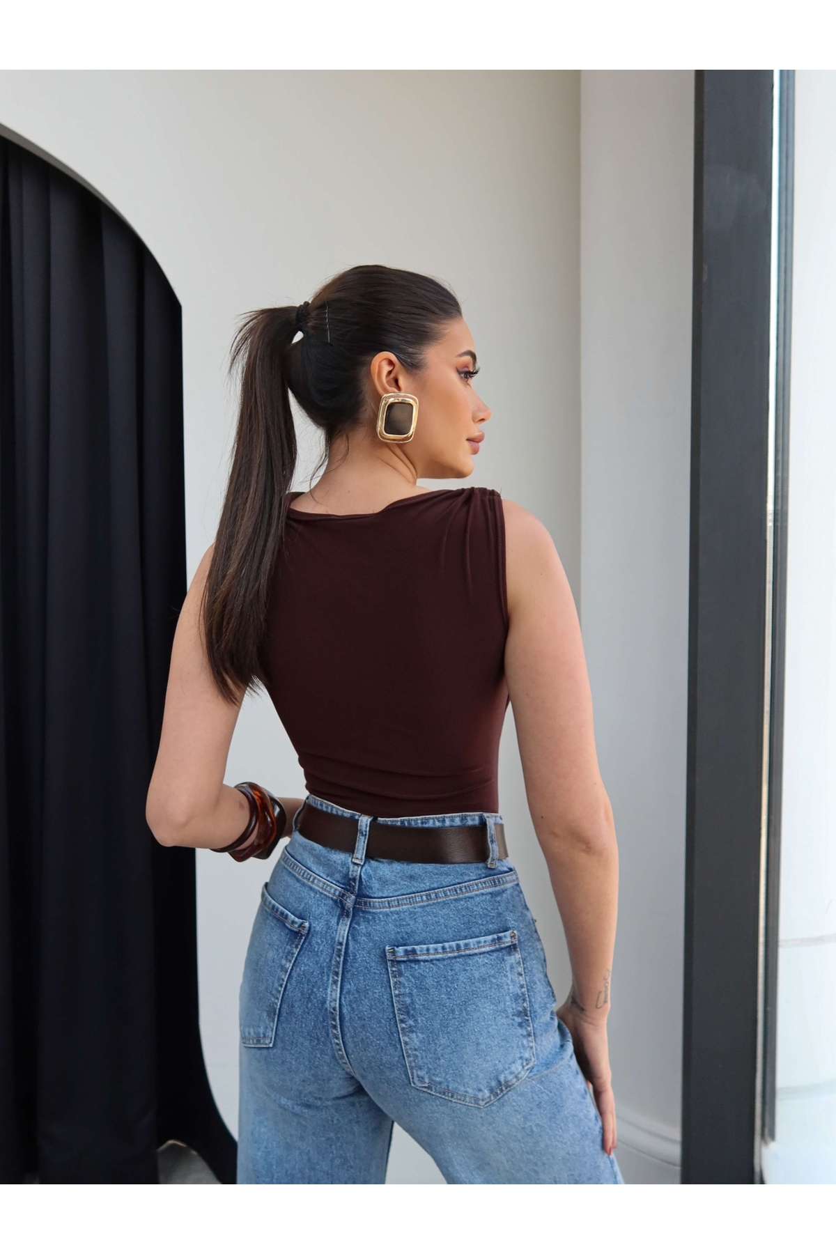 ESRAHELVACI  Sıfır Kol Tokalı Degaje Yaka Bluz - Görsel 4