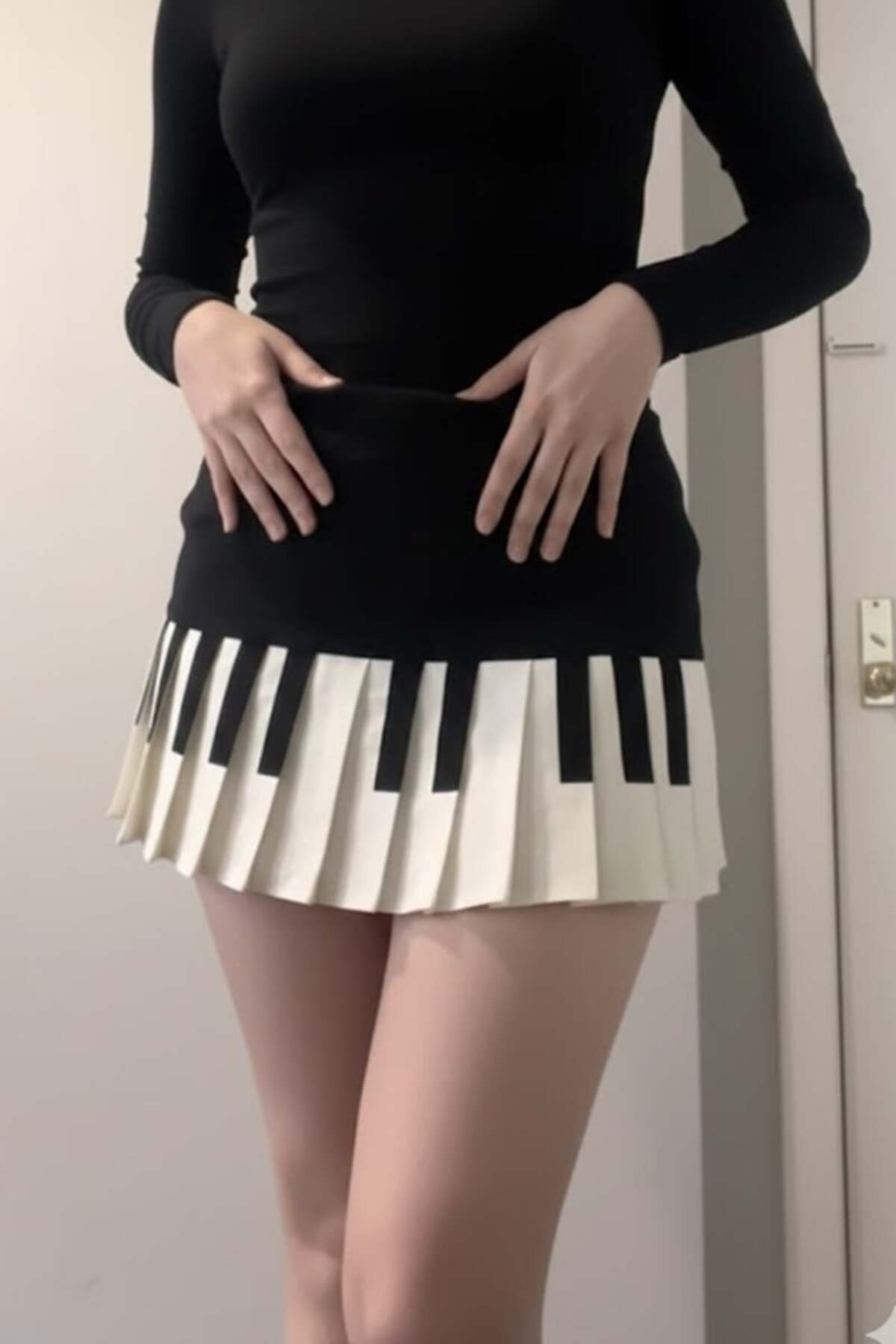 Karakedi  New Style Siyah Pileli Beyaz Piano Desen Kısa Etek