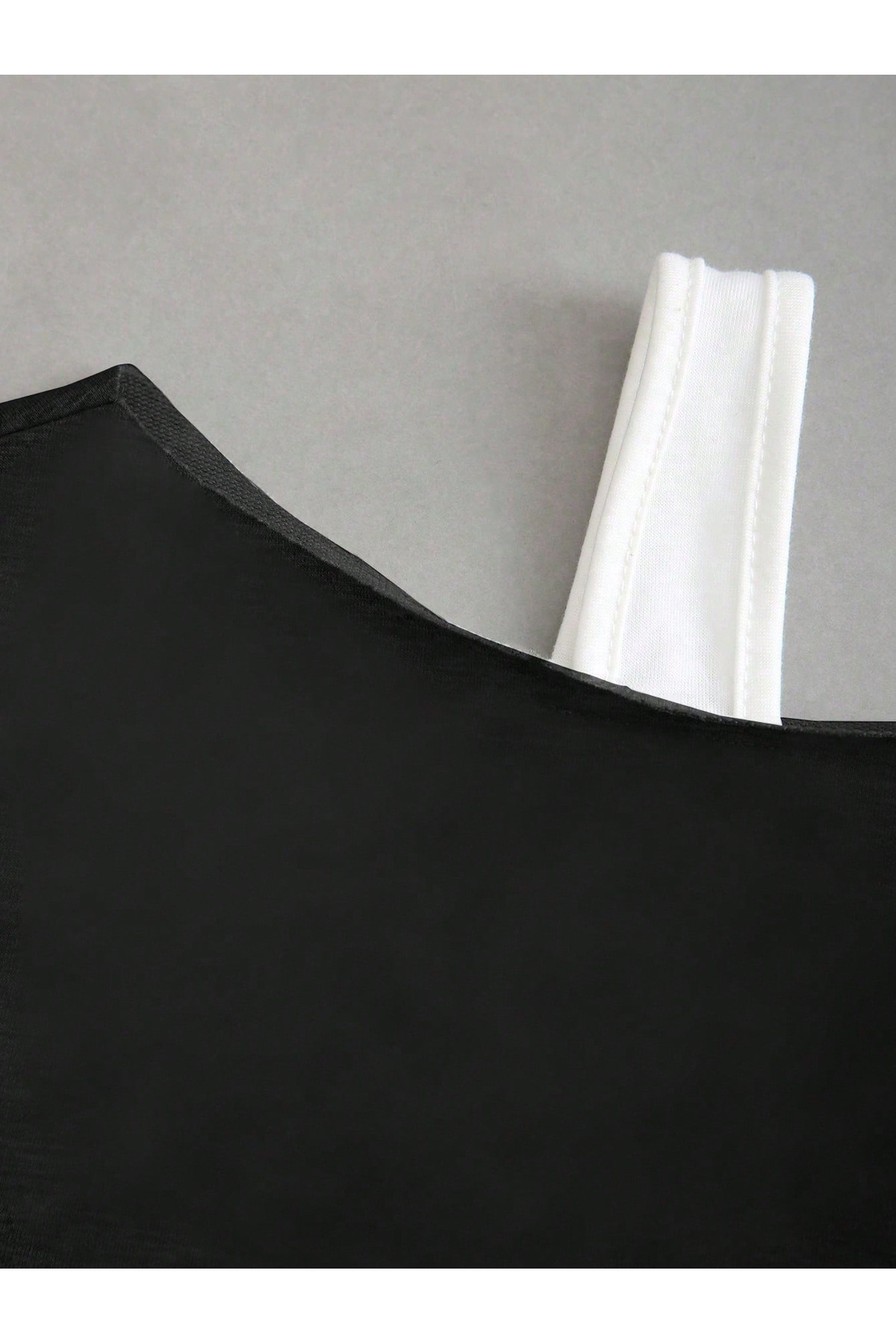 peelter  Kadın Tek Omuz Beyaz Kalın Askılı Oversize Pamuklu Nefes Alan Kumaş Crop Sweatshirt - Görsel 3