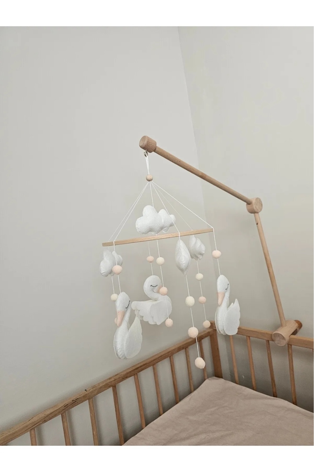 TREND METFİQ DECORATİON Eğitici Beşik Oyuncağı ve Uyku Arkadaşı Özel Tasarım El Yapımı Keçe Bebek Dönencesi -anne fotoğrafı 2 (önizleme)