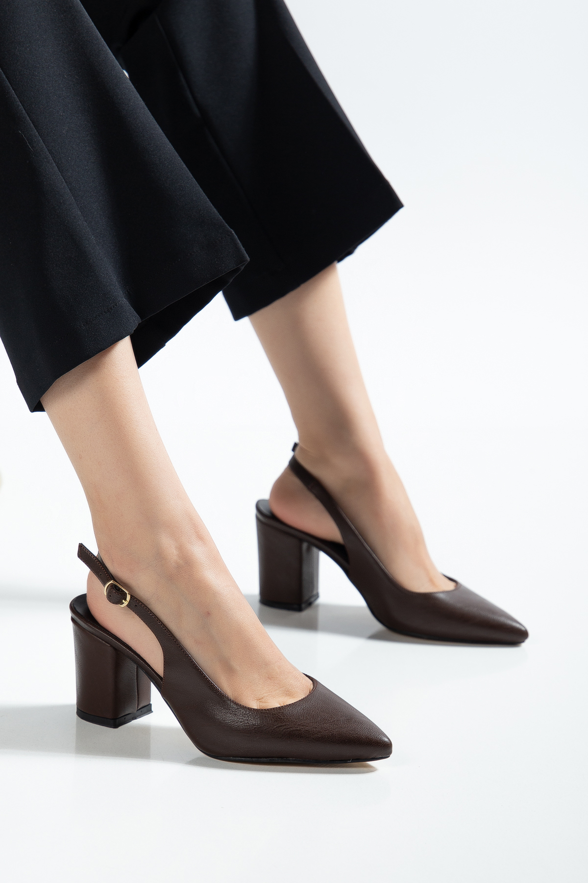 livens  VELORA Kadın Kahverengi Arkası Açık Bantlı Sivri Burun Kalın Topuklu Ayakkabı - Görsel 2