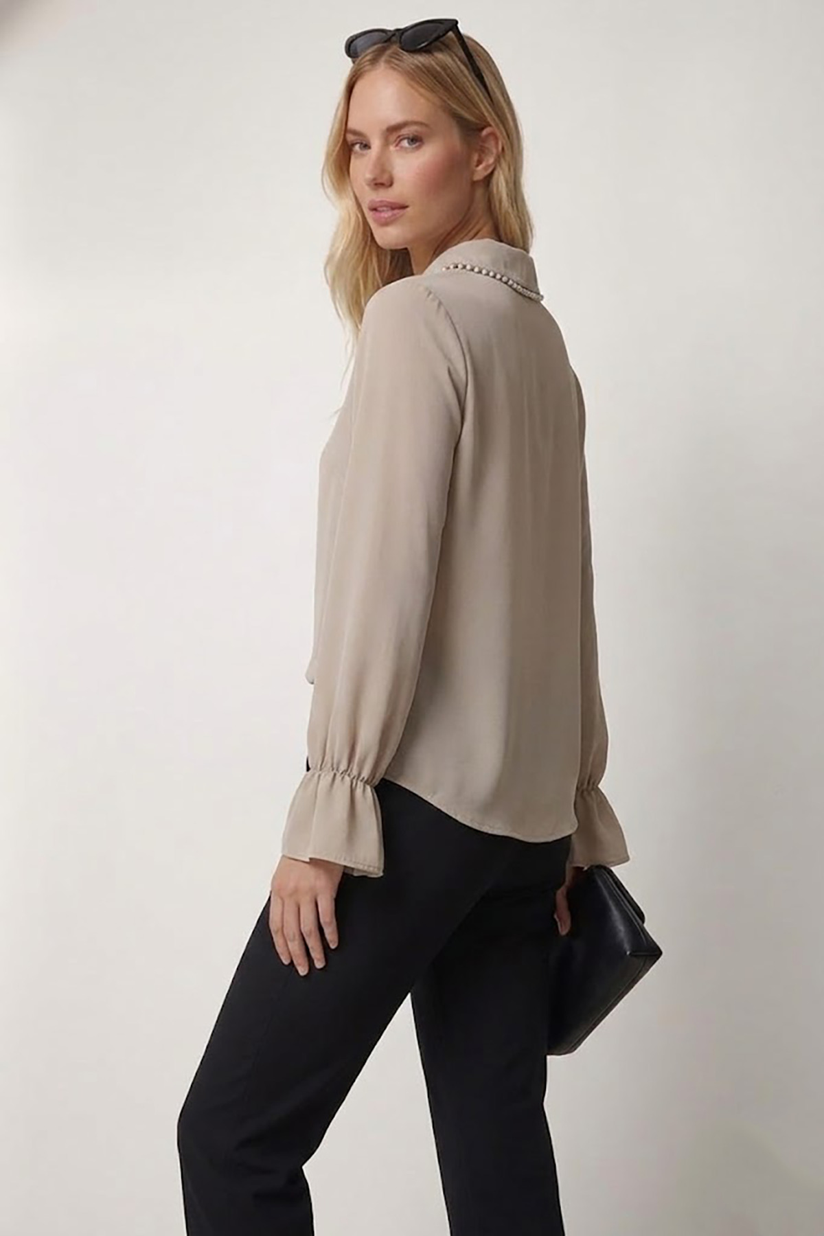 Fumel  Kadın Bej Büzgülü Kol Dantenli Yaka Detaylı Dokuma Gömlek - Görsel 4