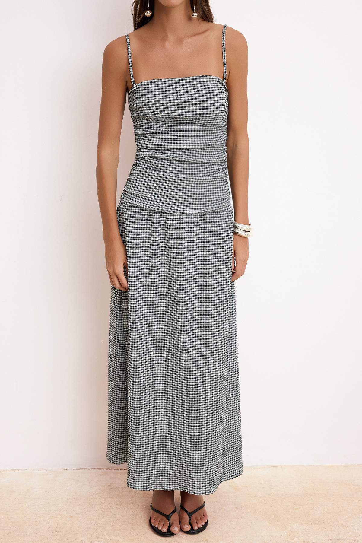 Trendyolmilla  Siyah Ekose A-Kesim/Çan Form Straplez Kolsuz Büzgülü Maxi Dokulu Örme Elbise TWOSS26EL00213 - Görsel 3