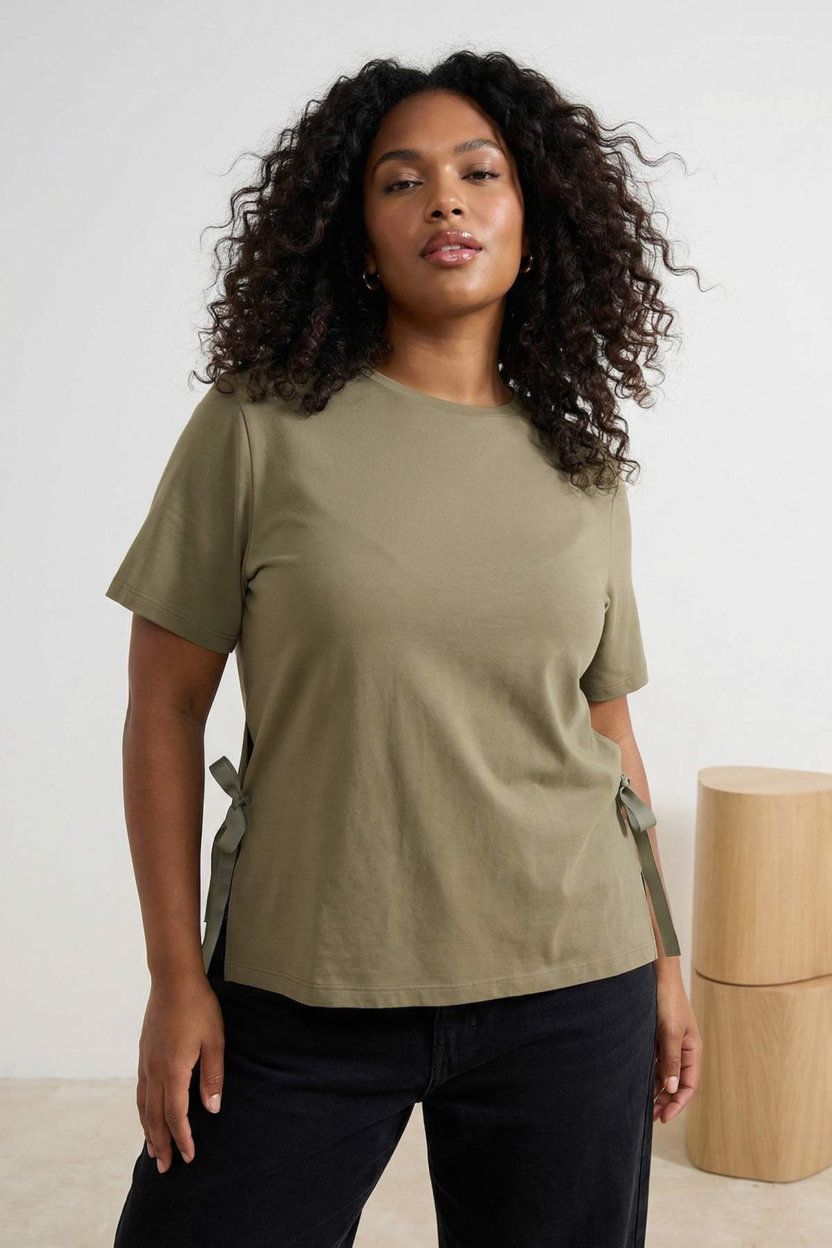 Trendyol Curve Hellkhakifarbenes T-Shirt mit seitlichem Schleifendetail, ents...