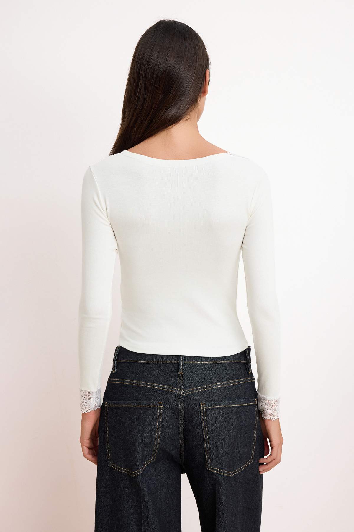 Trendyolmilla  Ekru Fitted/Vücuda Oturan V Yaka Dantel Detaylı Yumuşak Örme Bluz TWOSS26BZ00637 - Görsel 5