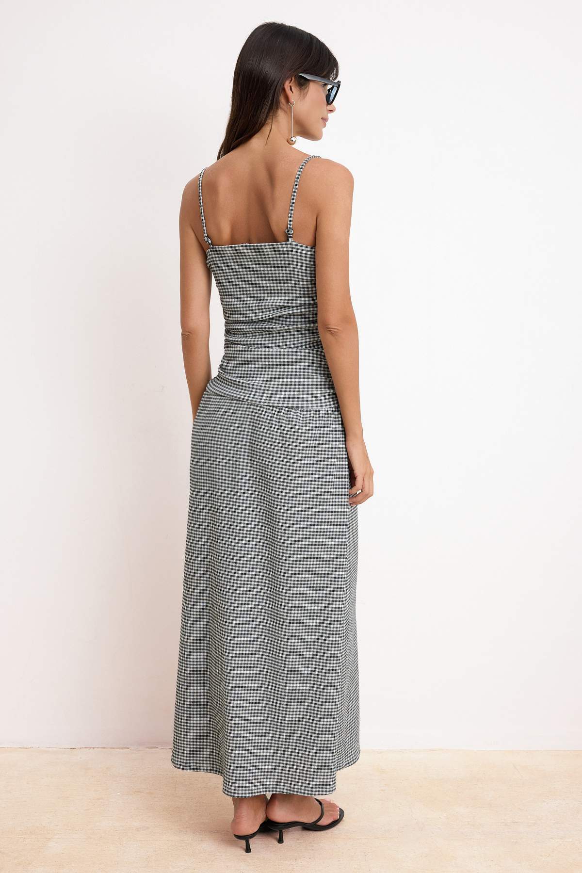 Trendyolmilla  Siyah Ekose A-Kesim/Çan Form Straplez Kolsuz Büzgülü Maxi Dokulu Örme Elbise TWOSS26EL00213 - Görsel 4