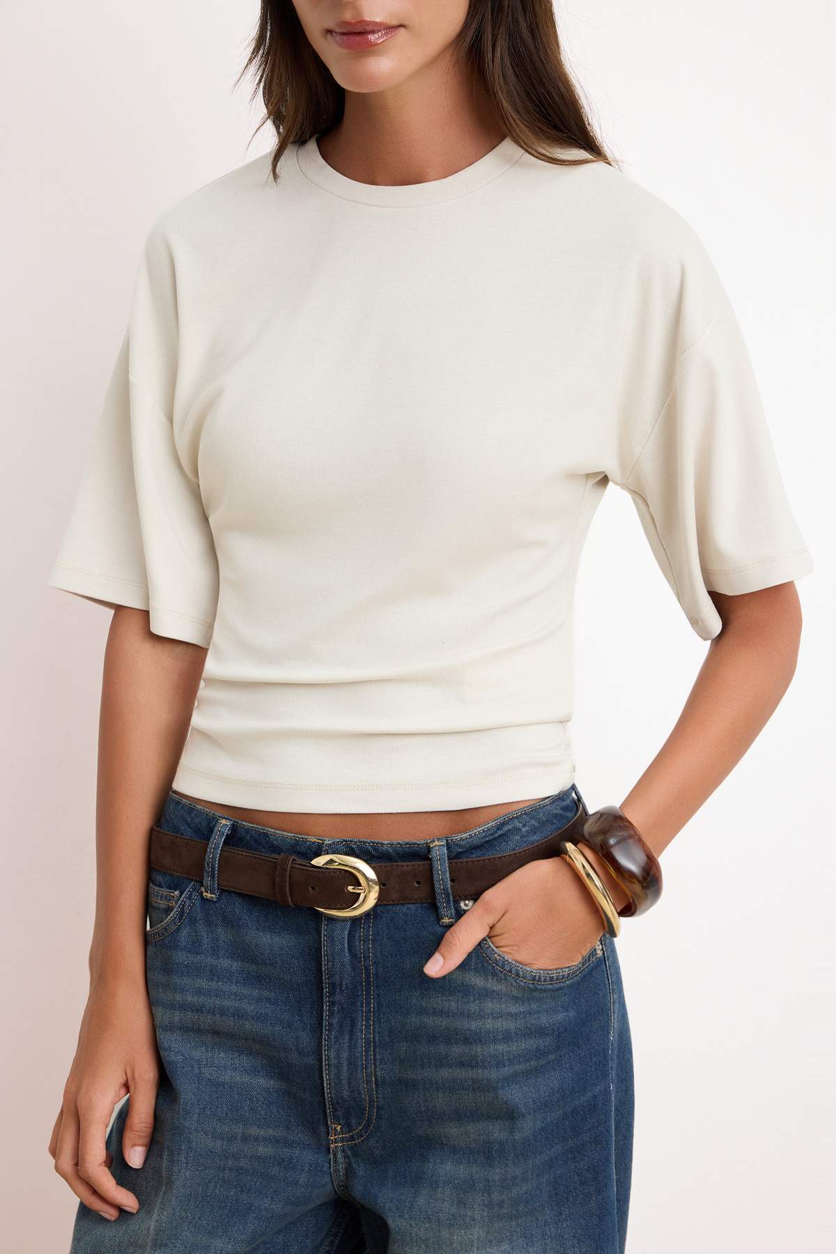 Trendyolmilla  Taş Fitted/Bele Oturan Düşük Kol Truvakar Yumuşak Örme T-Shirt TWOSS26TS00060 - Görsel 3