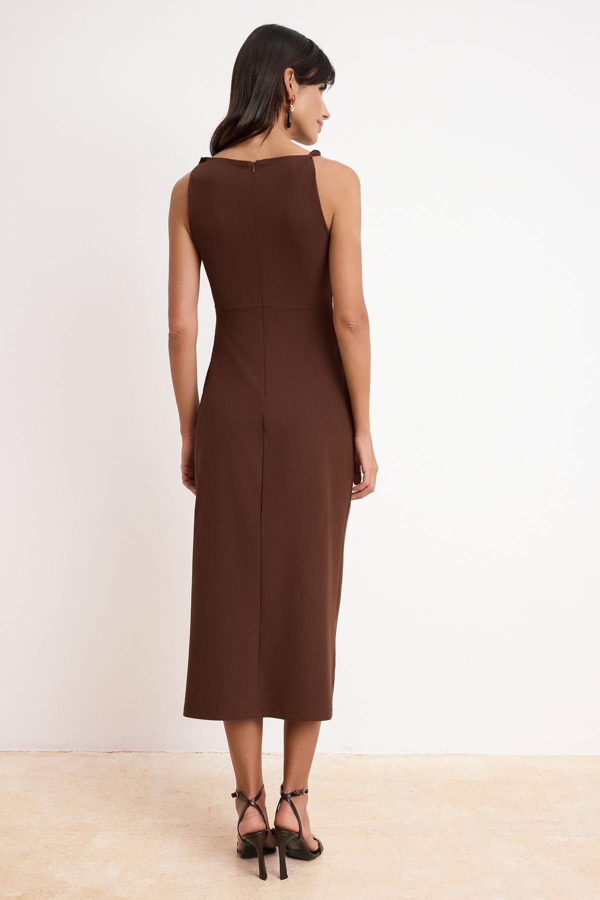 Trendyolmilla  Kahverengi Bodycon Kare Yaka Kolsuz Büzgülü Maxi Paper Touch Örme Elbise TWOSS26EL00155 - Görsel 3