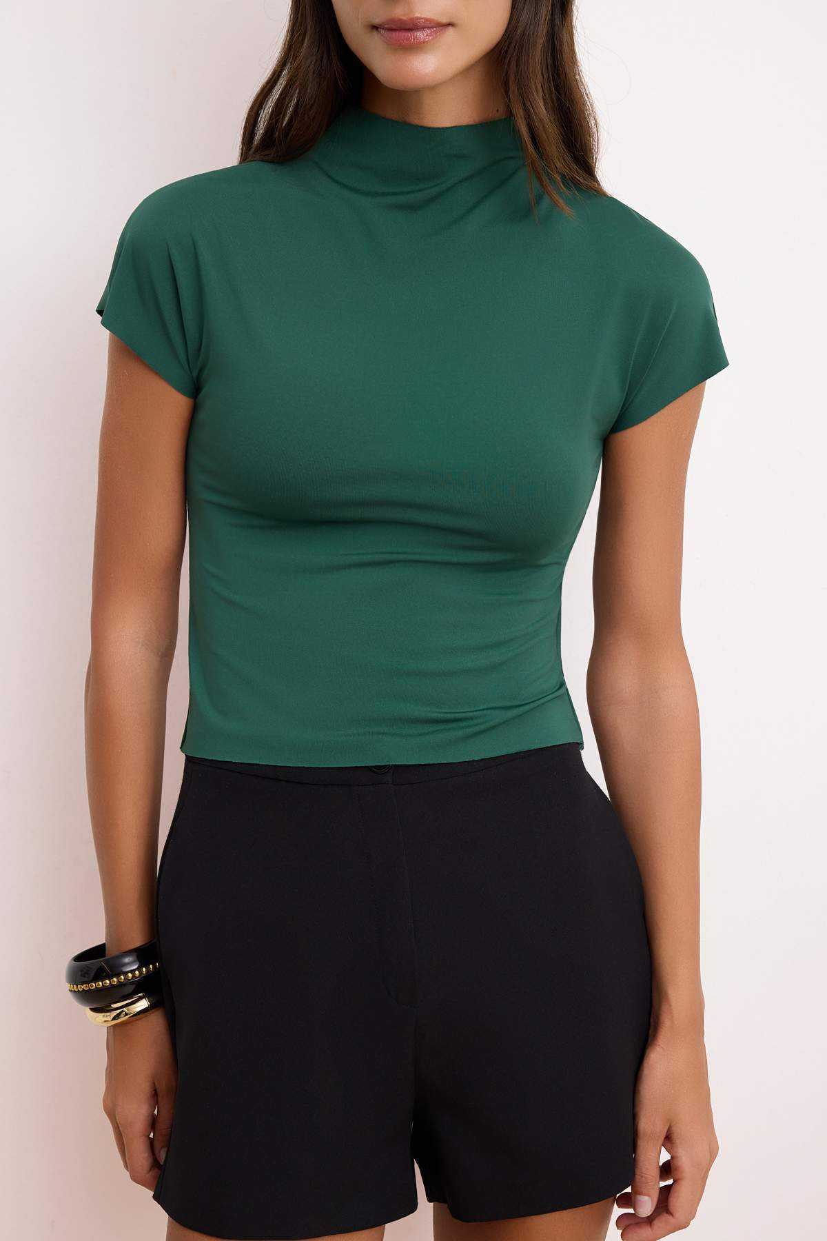 Trendyolmilla  Zümrüt Yeşili Regular/Normal Kalıp Dik Yaka Kısa Kollu Poliamid Örme T-Shirt TWOSS26TS00219 - Görsel 3