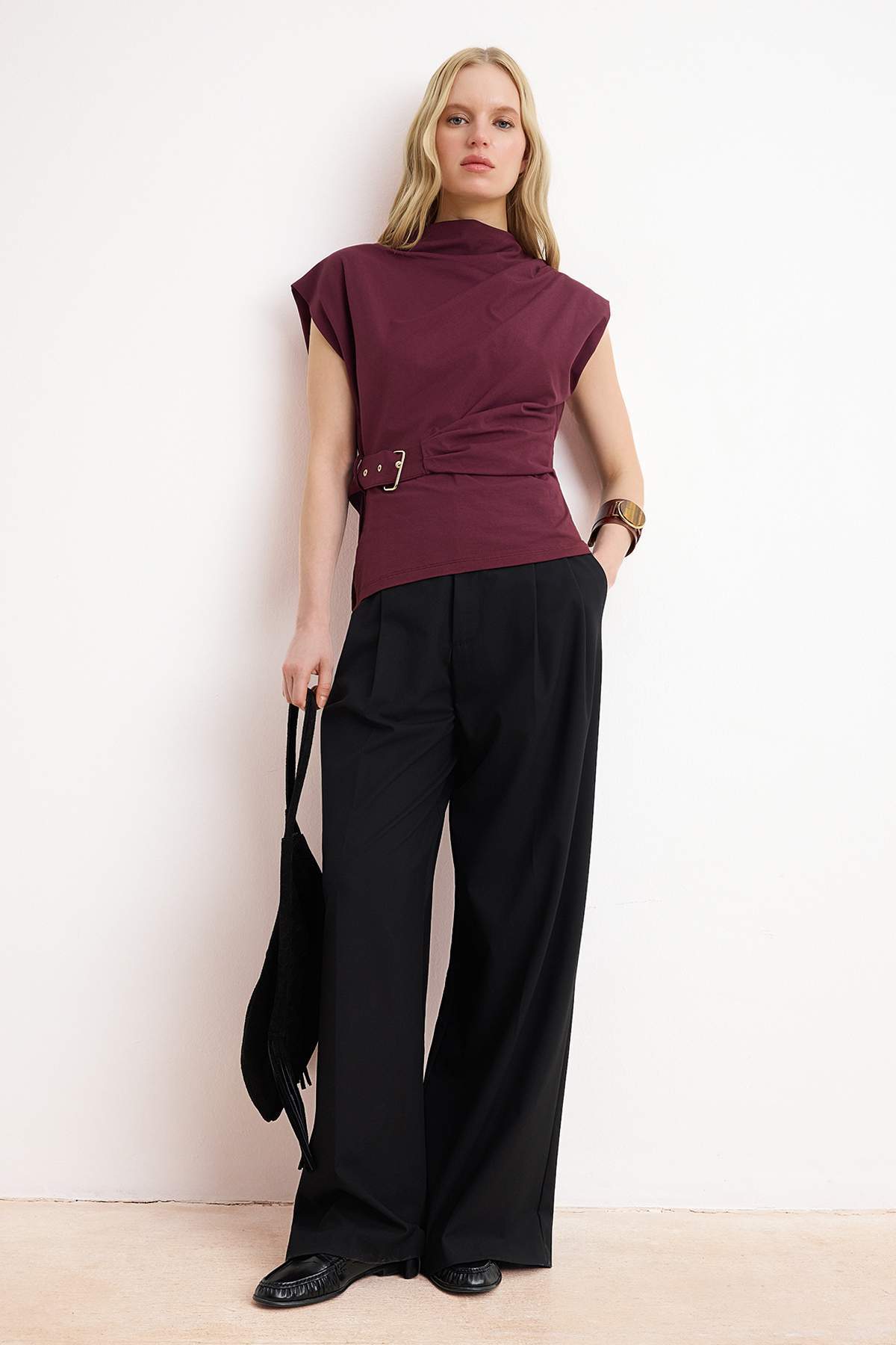 Trendyolmilla  Bordo Düz Fitted Bisiklet Yaka Kolsuz Kemerli Scuba Krep Örme Bluz TWOSS26BZ00145 - Görsel 2