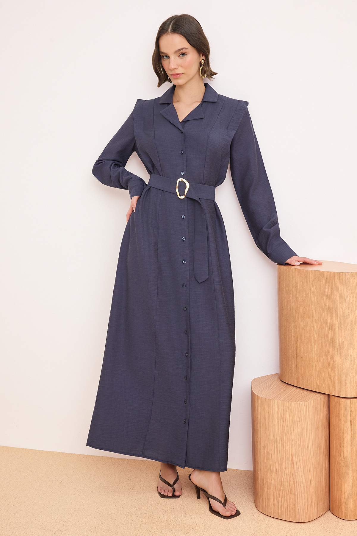 Trendyolmilla Modest Lacivert Gümüş Aksesuar Detaylı Pamuklu Dokuma Maxi Tesettür Elbise TCTSS26EB00072
