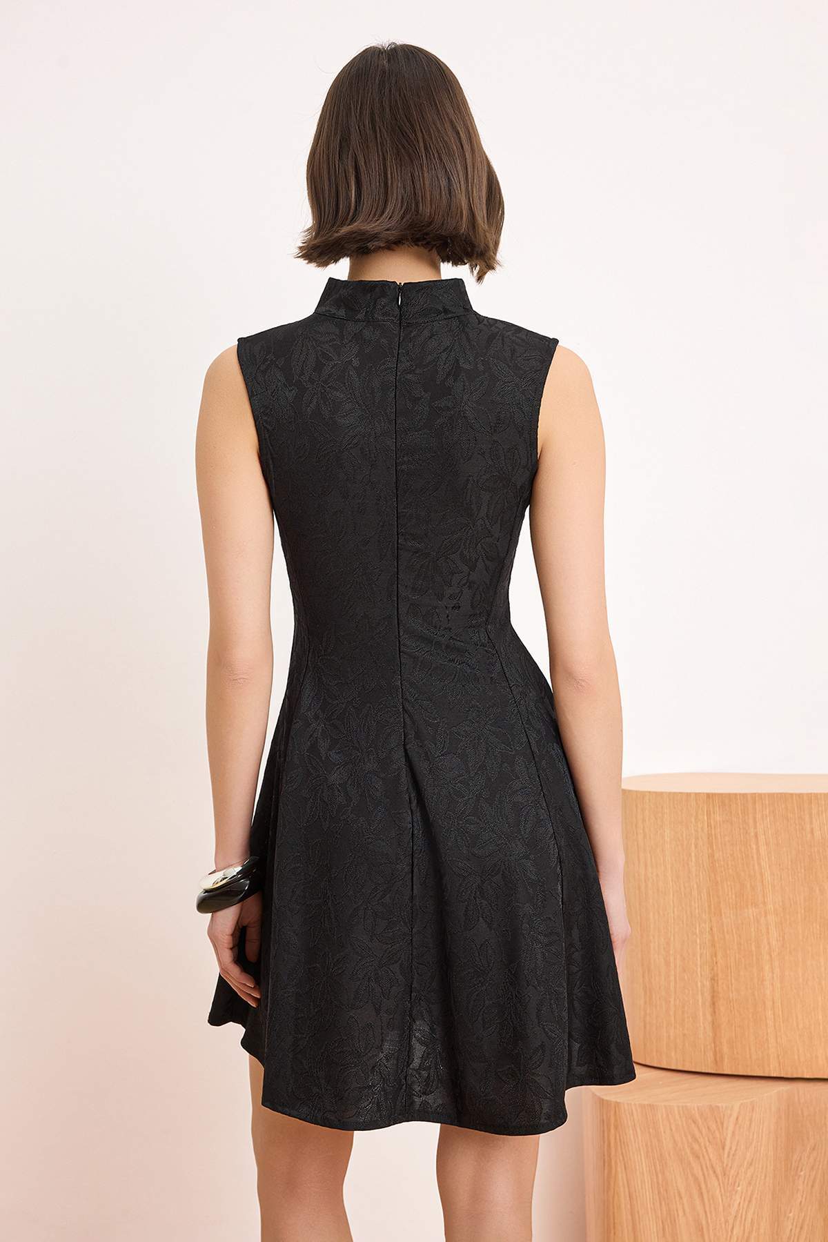 Trendyolmilla  Siyah Belden Açılan Dik Yaka Kolsuz Mini Dantel Örme Elbise TWOSS26EL00559 - Görsel 4