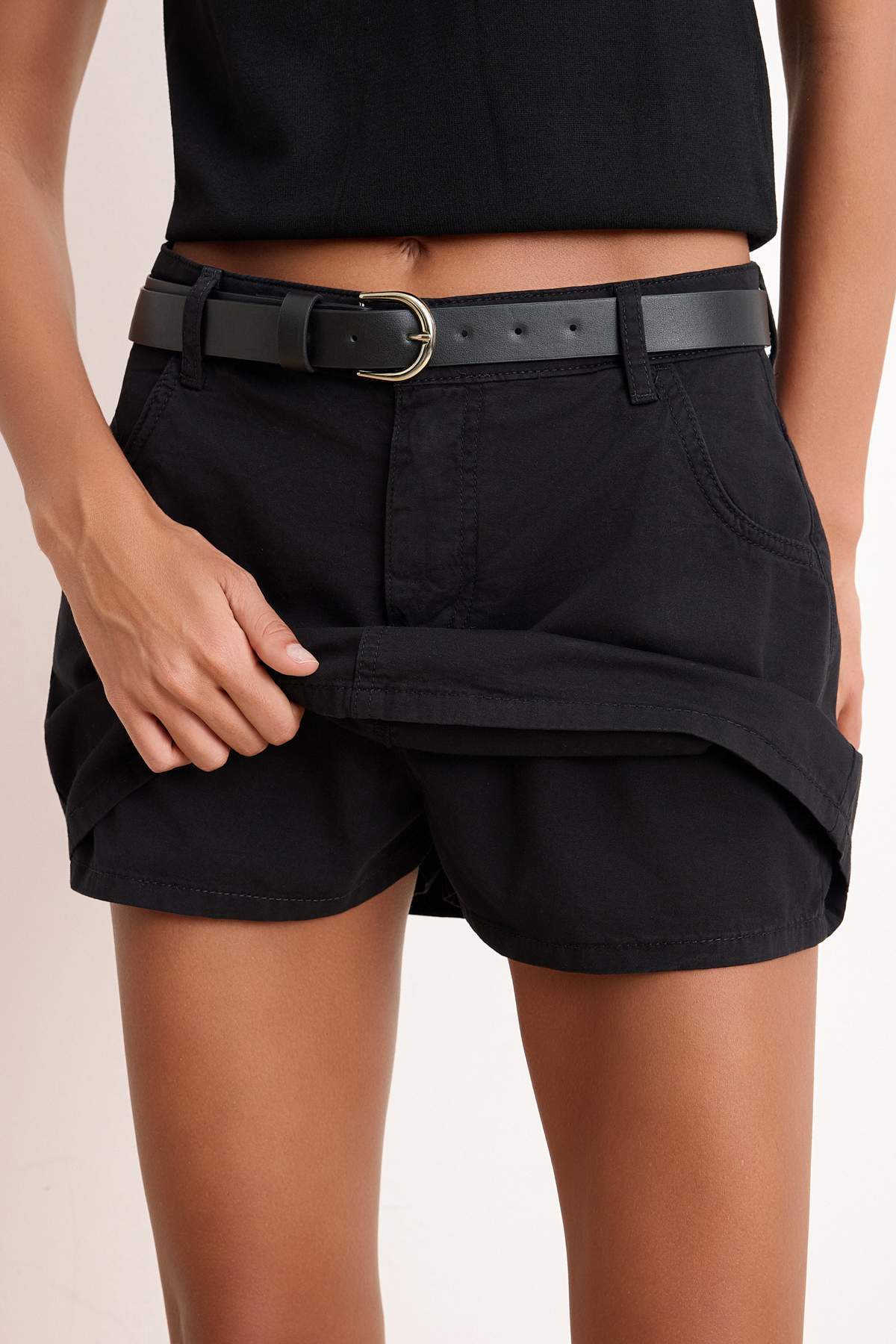 Trendyolmilla  Siyah Kemerli Düşük Bel Mini Denim Şort Etek TWOSS25SR00116 - Görsel 4