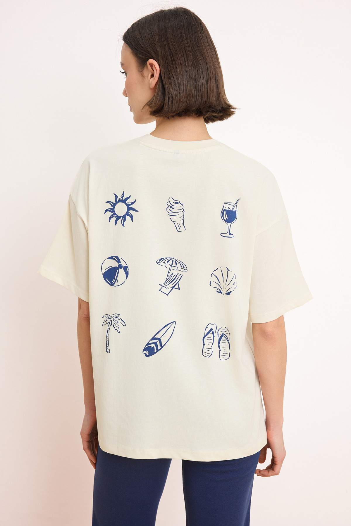 Trendyolmilla  Ekru Slogan Oversize Bisiklet Yaka Kısa Sırt Baskılı Uzun Tok %100 Pamuk Örme T-Shirt TWOSS26TS00089 - Görsel 2