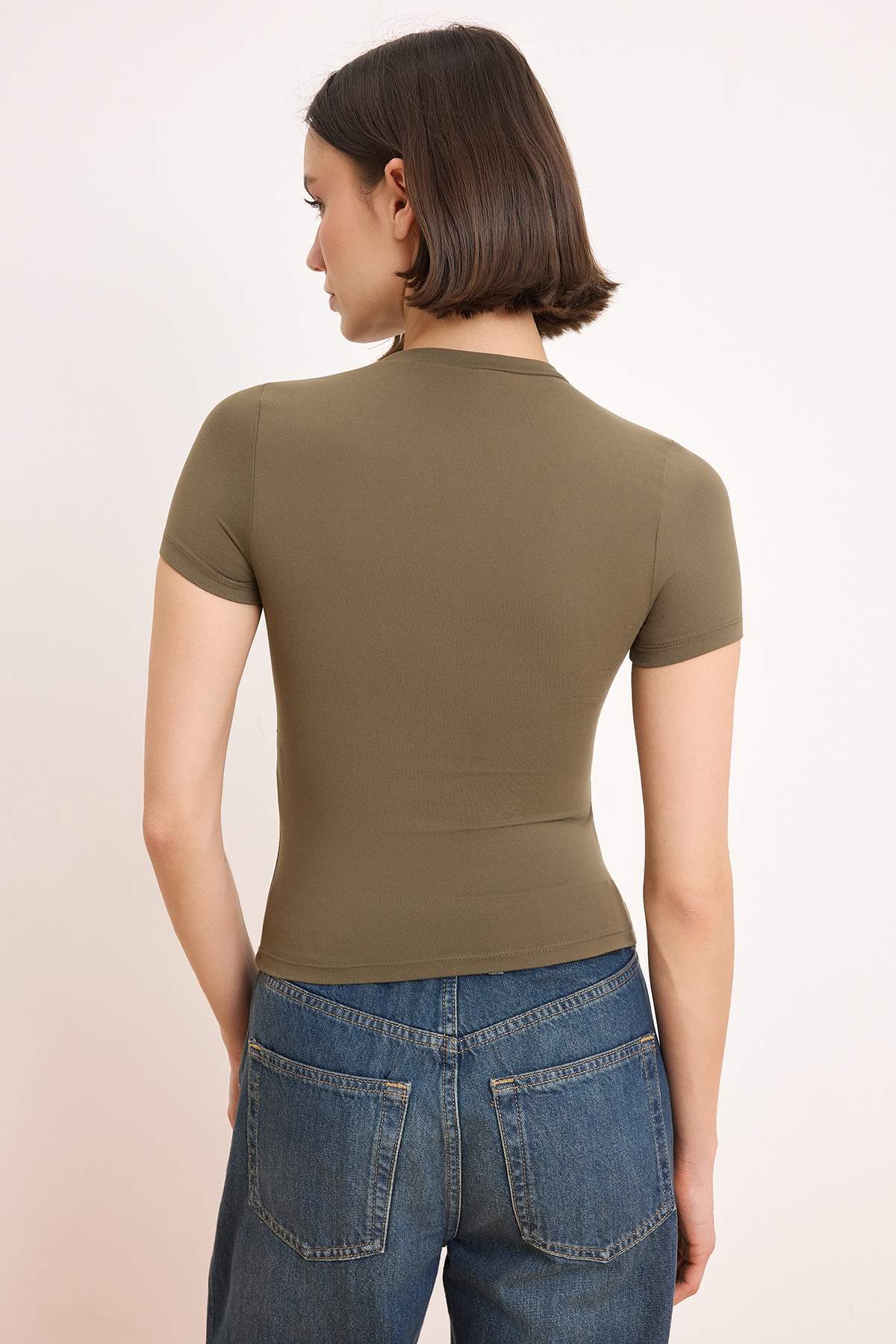 Trendyolmilla  Haki Düz Fitted Bisiklet Yaka Standart Kol Kısa Poliamid Örme T-Shirt TWOSS26TS00151 - Görsel 4