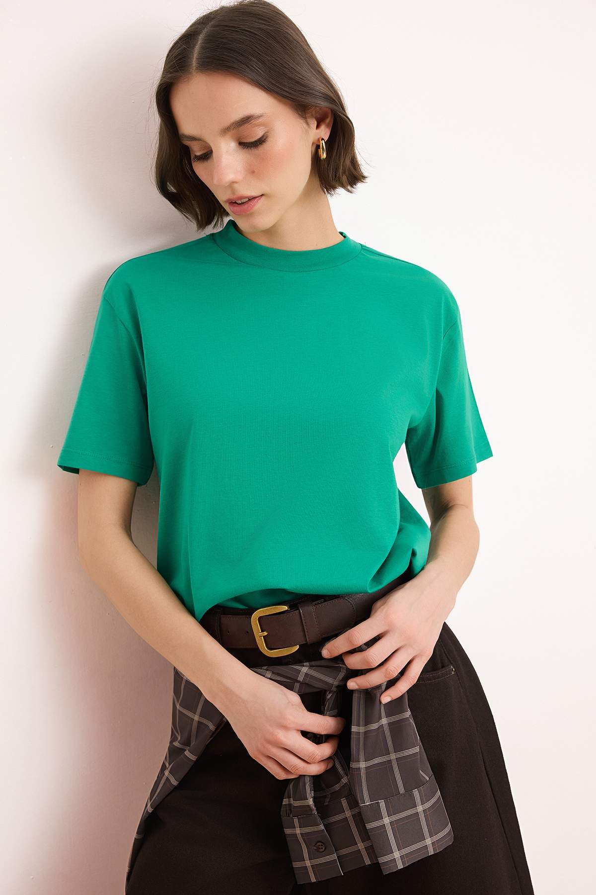 Trendyol Collection Grünes Basic-Strick-T-Shirt aus 100 % Baumwolle mit Stehk...