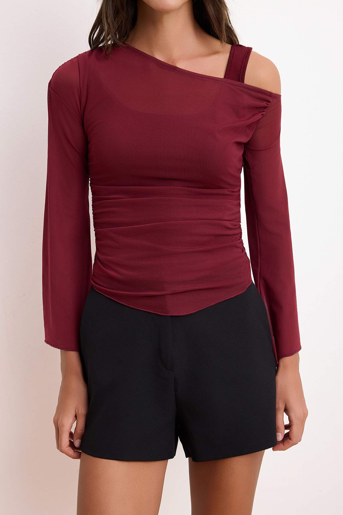 Trendyolmilla  Bordo Fitted/Vücuda Oturan Asimetrik Yaka Çift Görünümlü Büzgülü Tül Örme Bluz TWOSS26BZ00071 - Görsel 3
