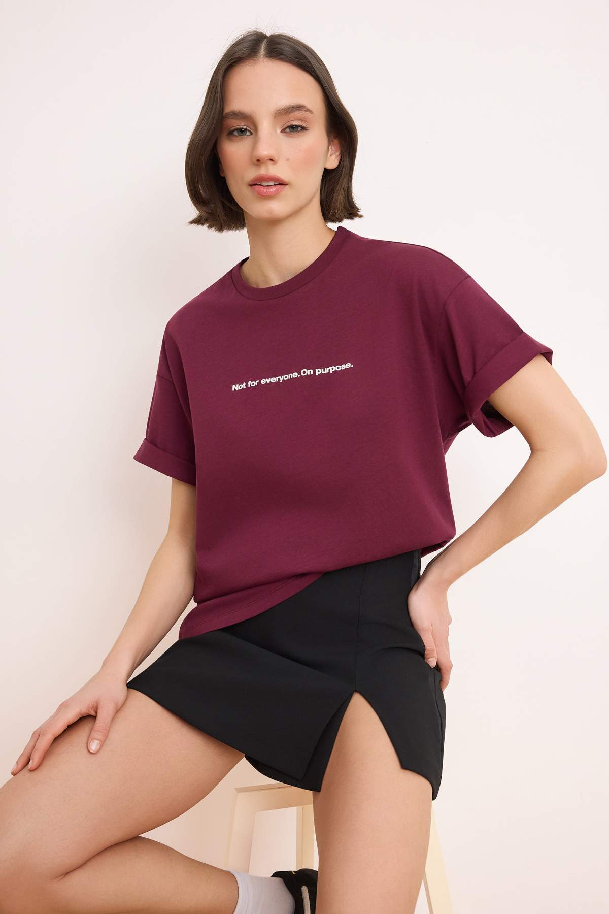 Trendyolmilla  Mürdüm Slogan Oversize/Geniş Kalıp Düşük Kol Kısa Kollu %100 Pamuk Örme T-Shirt TWOSS26TS00172