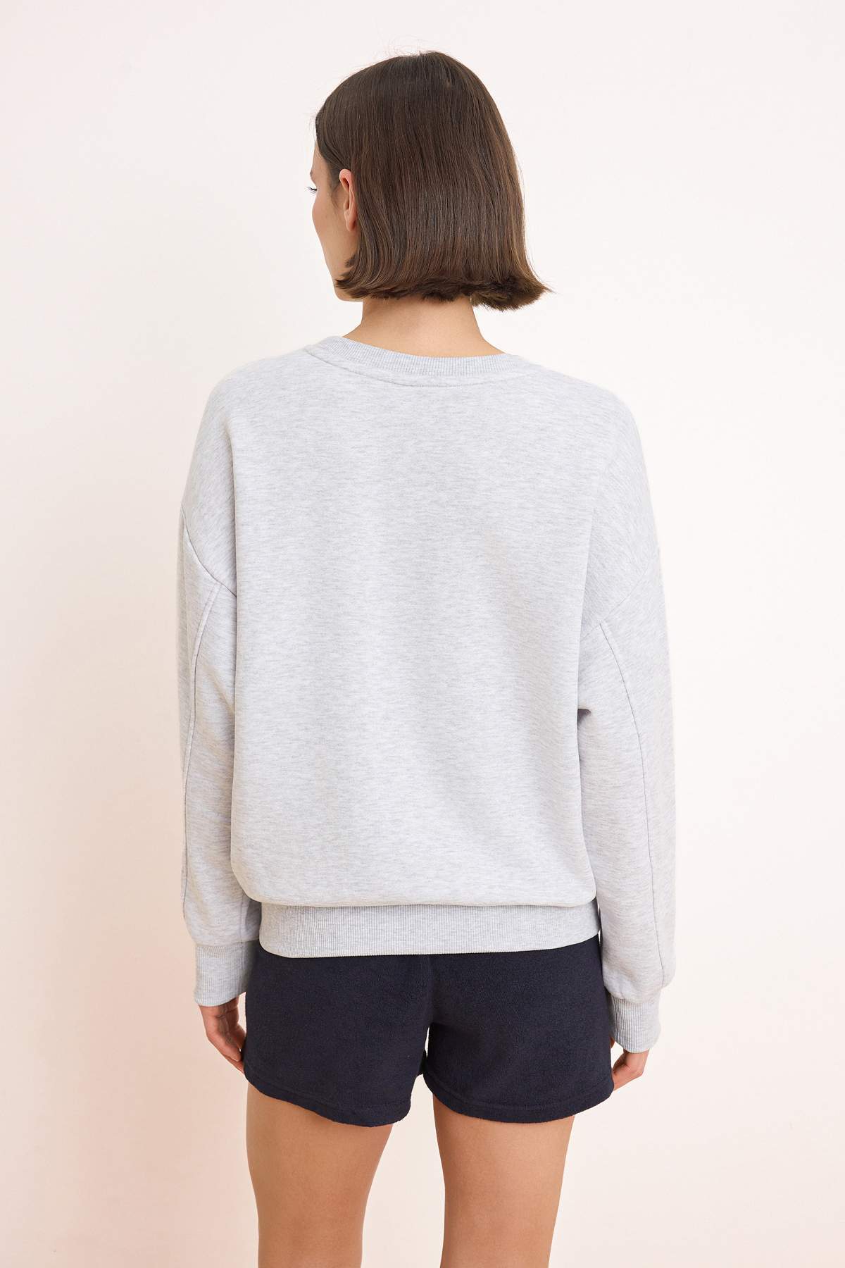 Trendyolmilla  Kar Melanj Oversize/Geniş Kalıp Uzun Kollu 3 İplik Şardonsuz Örme Sweatshirt TWOSS26SW00007 - Görsel 4