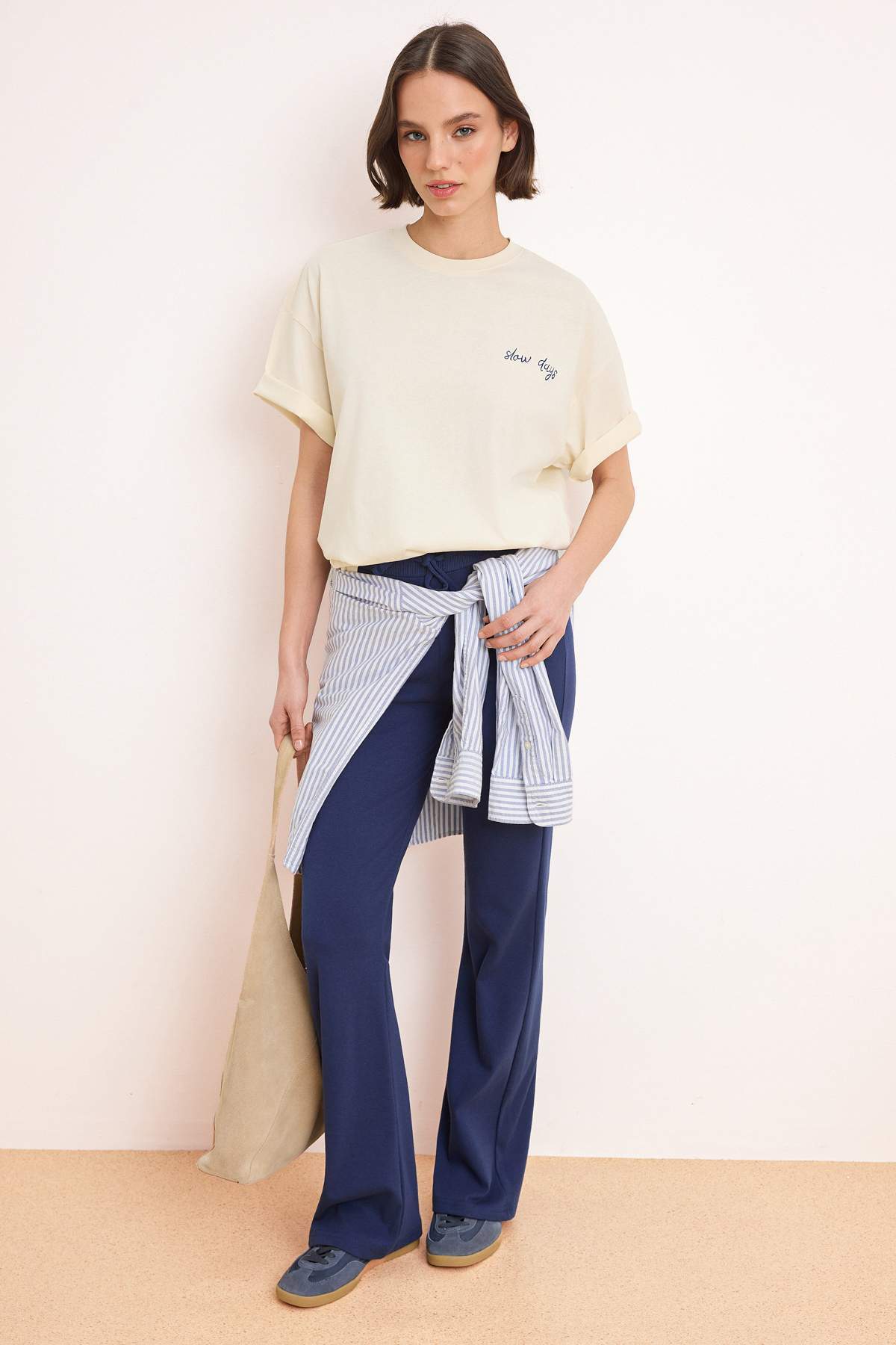 Trendyolmilla  Ekru Slogan Oversize Bisiklet Yaka Kısa Sırt Baskılı Uzun Tok %100 Pamuk Örme T-Shirt TWOSS26TS00089 - Görsel 3