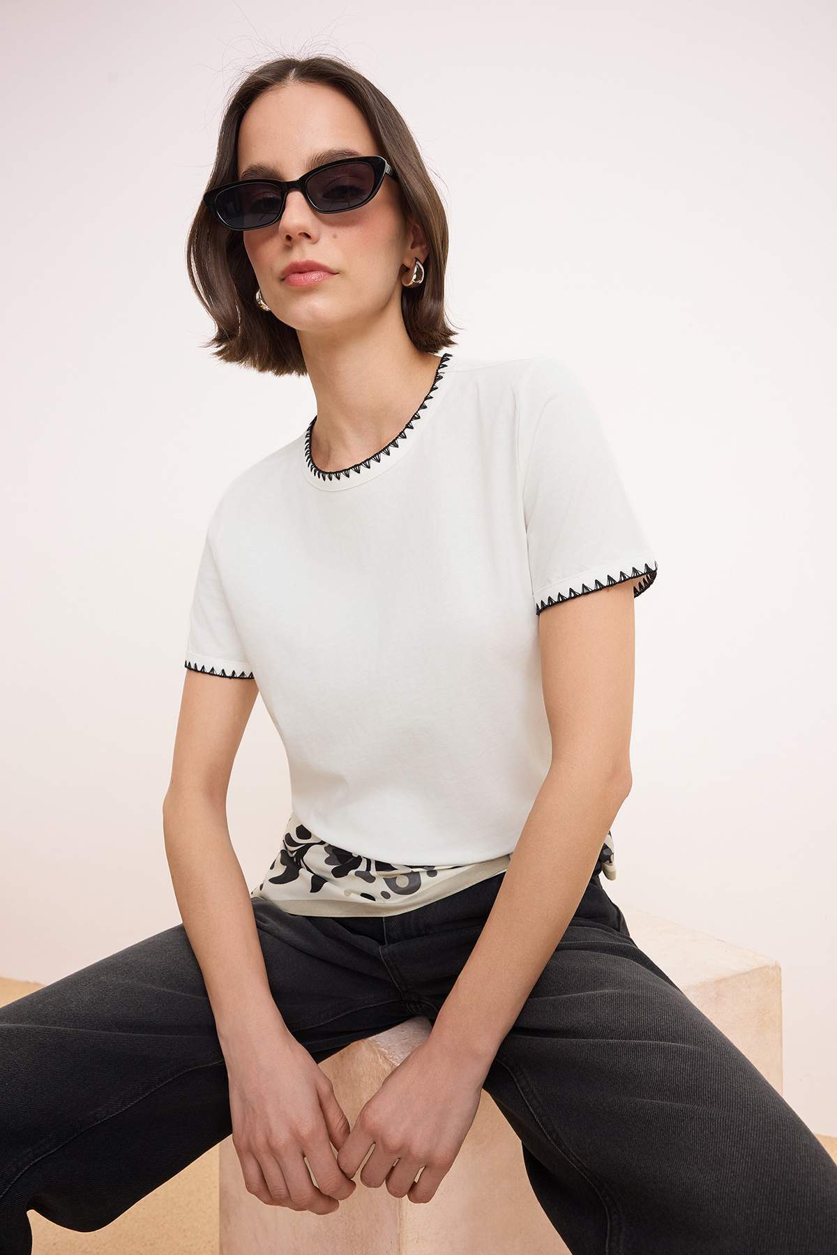 Trendyolmilla  Beyaz %100 Pamuk Kontrast Dikiş Detaylı Basic Bisiklet Yaka Örme T-Shirt TWOSS19AD0085 - Görsel 2