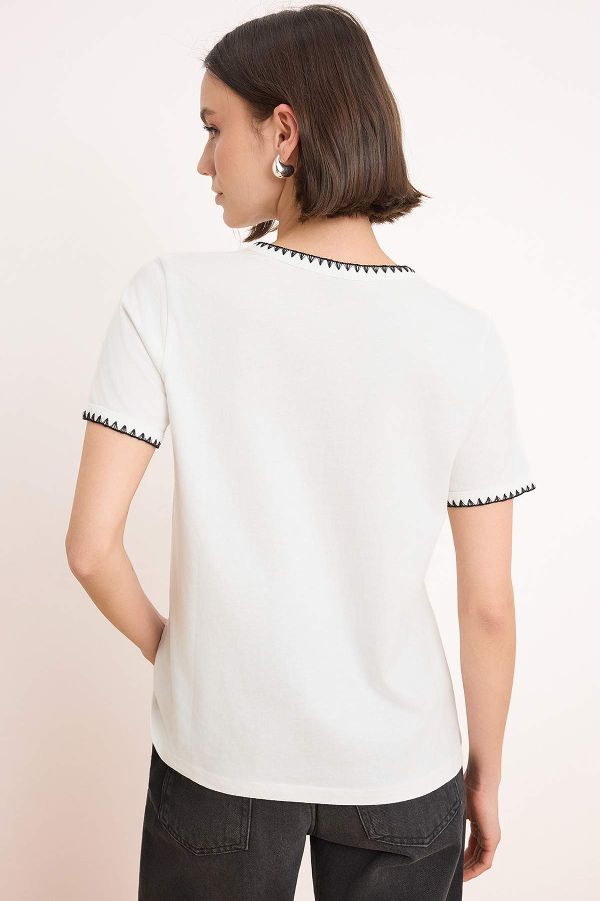 Trendyolmilla  Beyaz %100 Pamuk Kontrast Dikiş Detaylı Basic Bisiklet Yaka Örme T-Shirt TWOSS19AD0085 - Görsel 4