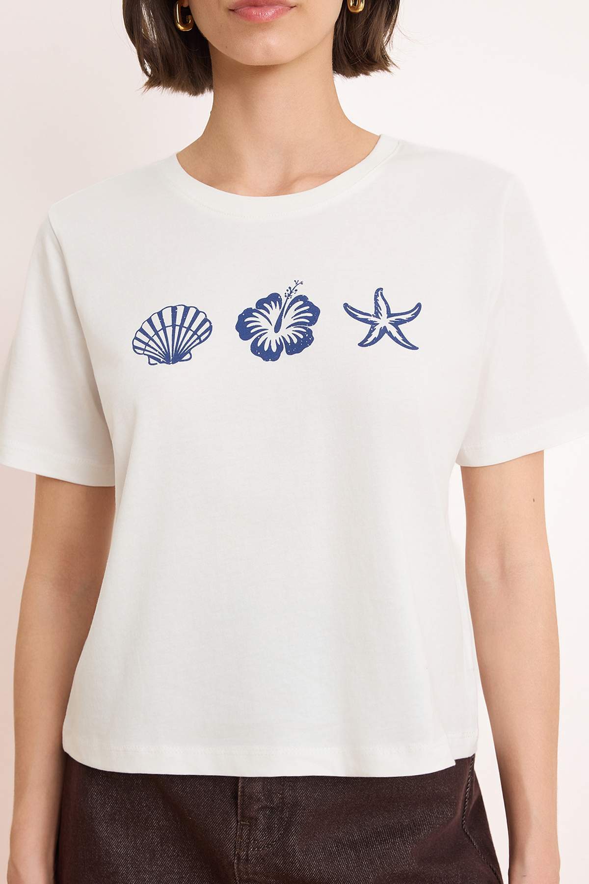 Trendyolmilla  Ekru Baskılı Regular/Normal Kalıp Kısa Kollu %100 Pamuk Örme T-Shirt TWOSS26TS00085 - Görsel 3