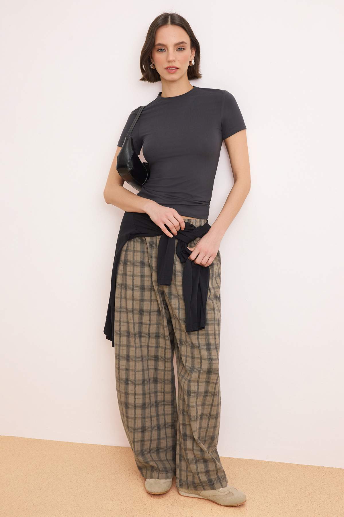 Trendyolmilla  Antrasit Fitted/Vücuda Oturan Kısa Kollu Poliamid Örme T-Shirt TWOSS26TS00151 - Görsel 2