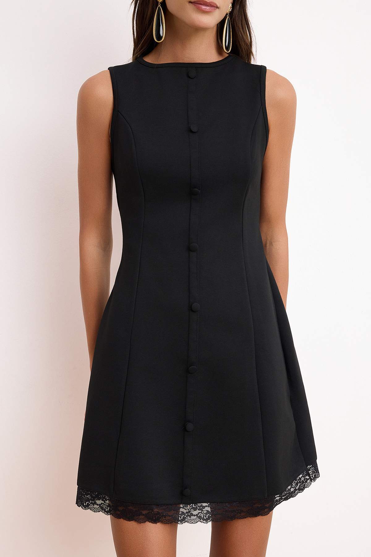 Trendyolmilla  Siyah A-Kesim/Çan Form Kayık Yaka Kolsuz Dantel Detaylı Mini İnterlok Örme Elbise TWOSS26EL00253 - Görsel 3